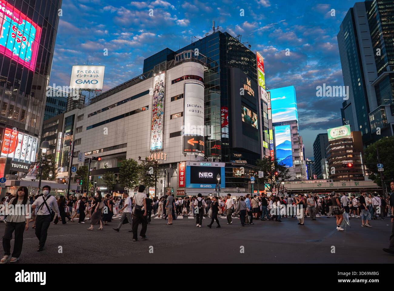 Shibuya attraversa la folla al tramonto con Shibuya 109 e Scramble Square Foto Stock