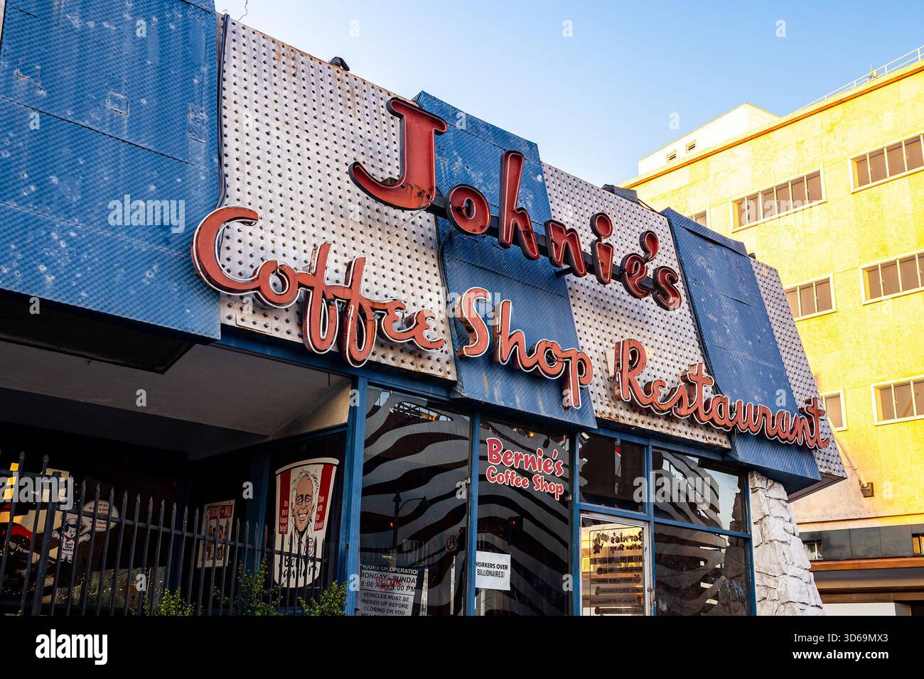 Johnie's Coffee Shop Exterior, un esempio del 1956 di architettura Googie a Los Angeles, California, su Wilshire Boulevard Foto Stock
