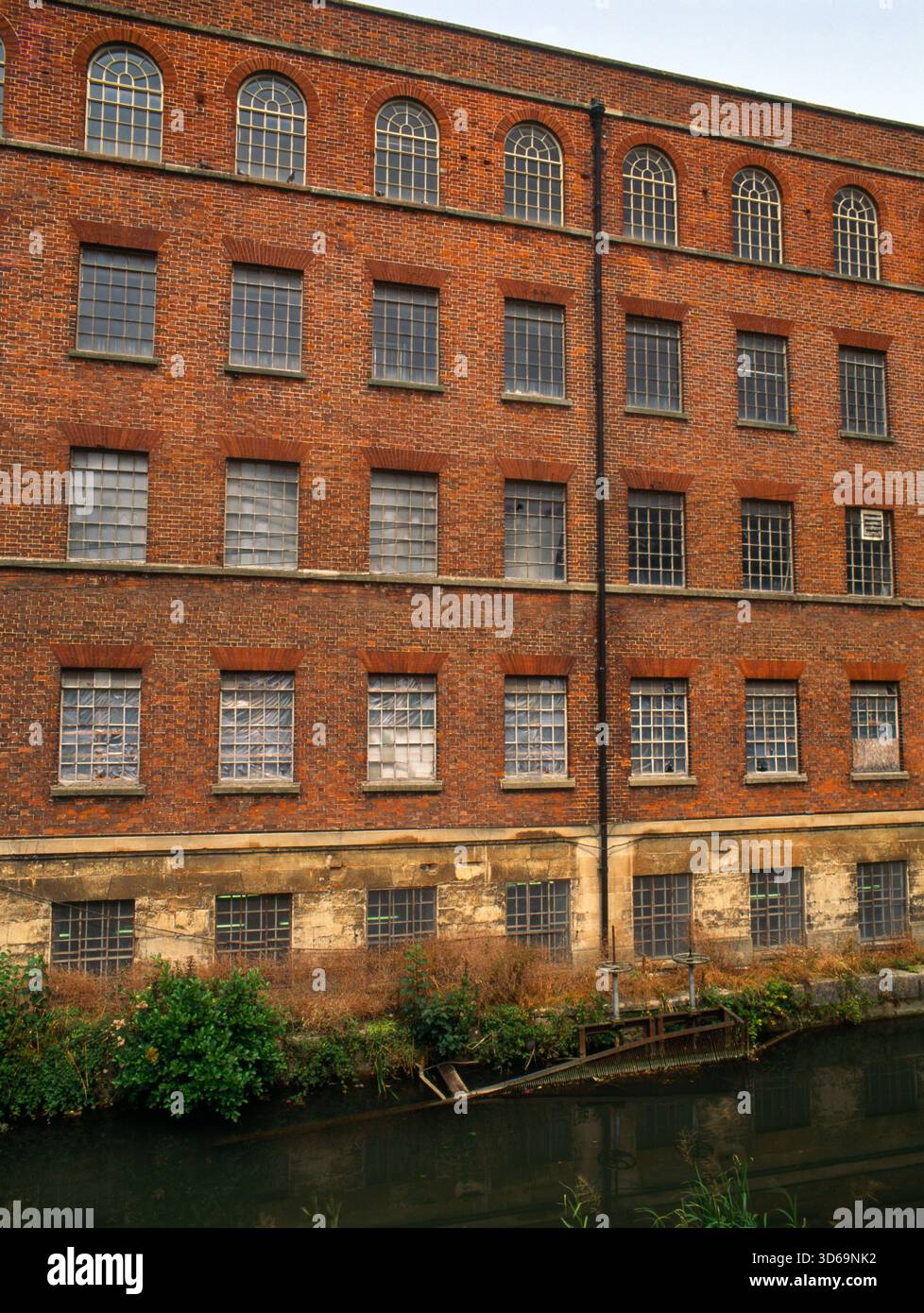 Vista N della facciata A S dell'edificio principale del mulino di lana georgiano ignifugo Stanley Mills a King's Stanley, Gloucestershire, Inghilterra, Regno Unito. Foto Stock