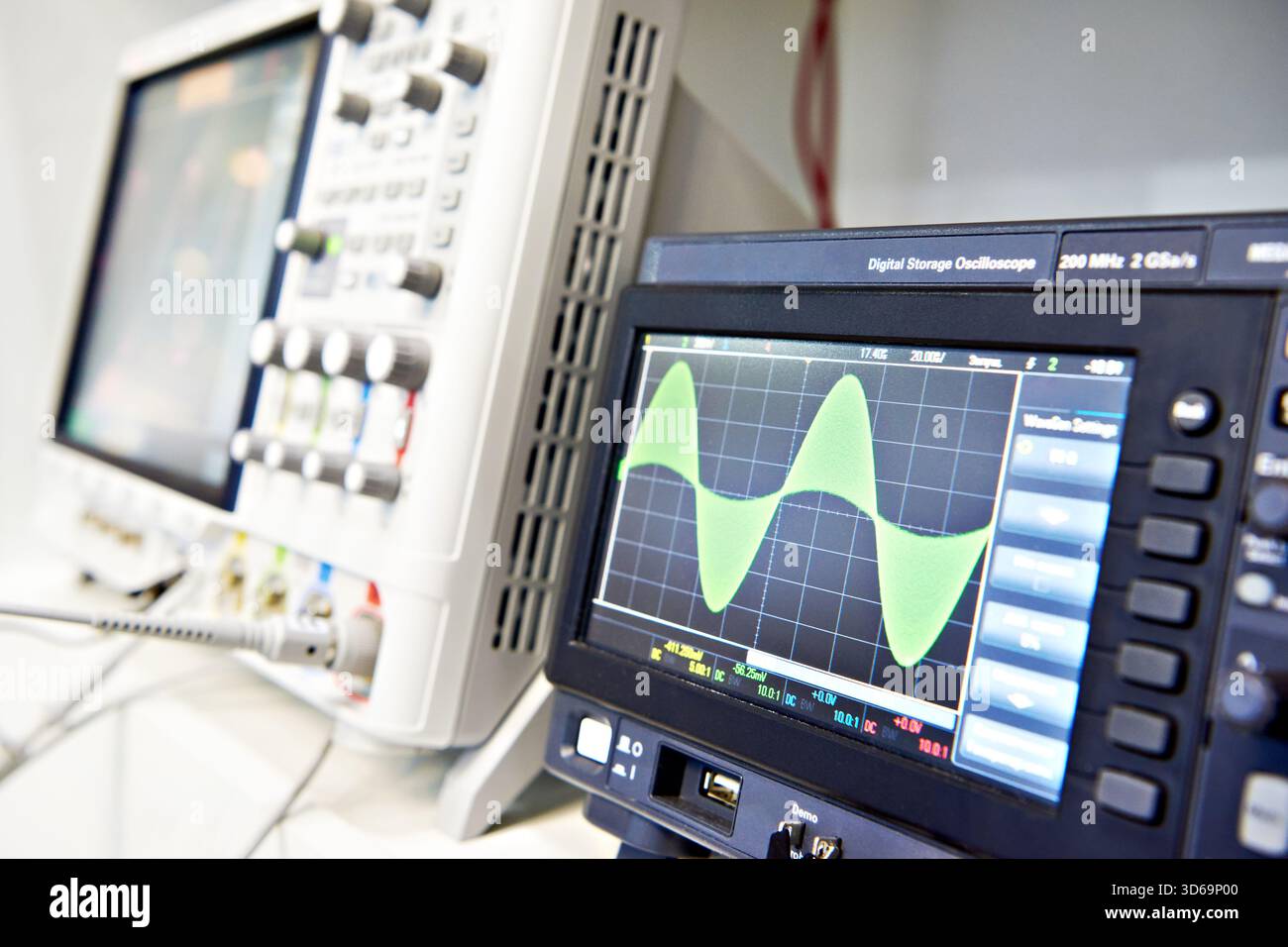 Moderno oscilloscopio digitale in laboratorio Foto Stock
