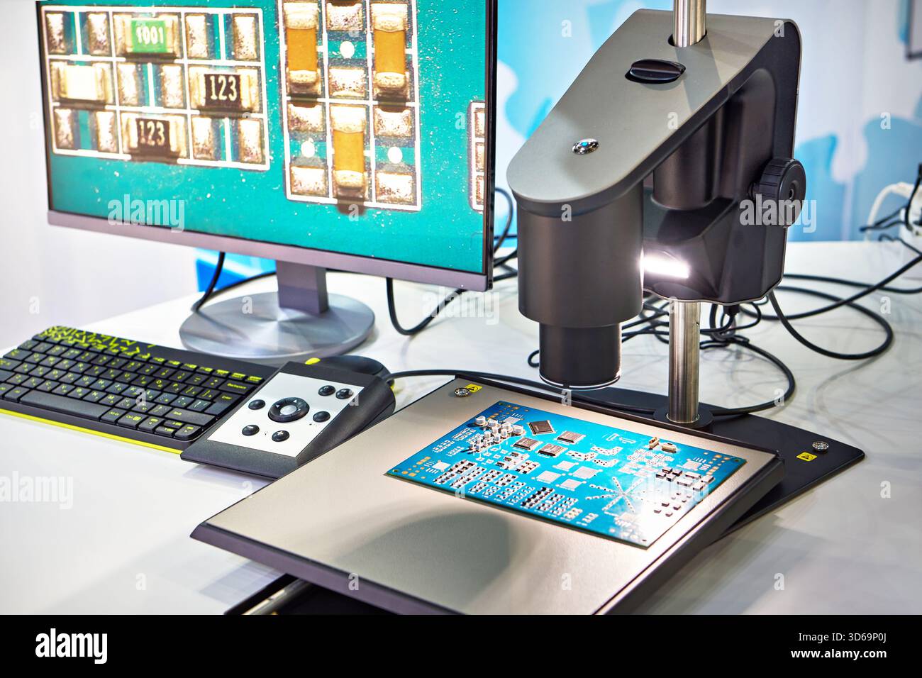 Microscopio digitale da laboratorio e monitor Foto Stock