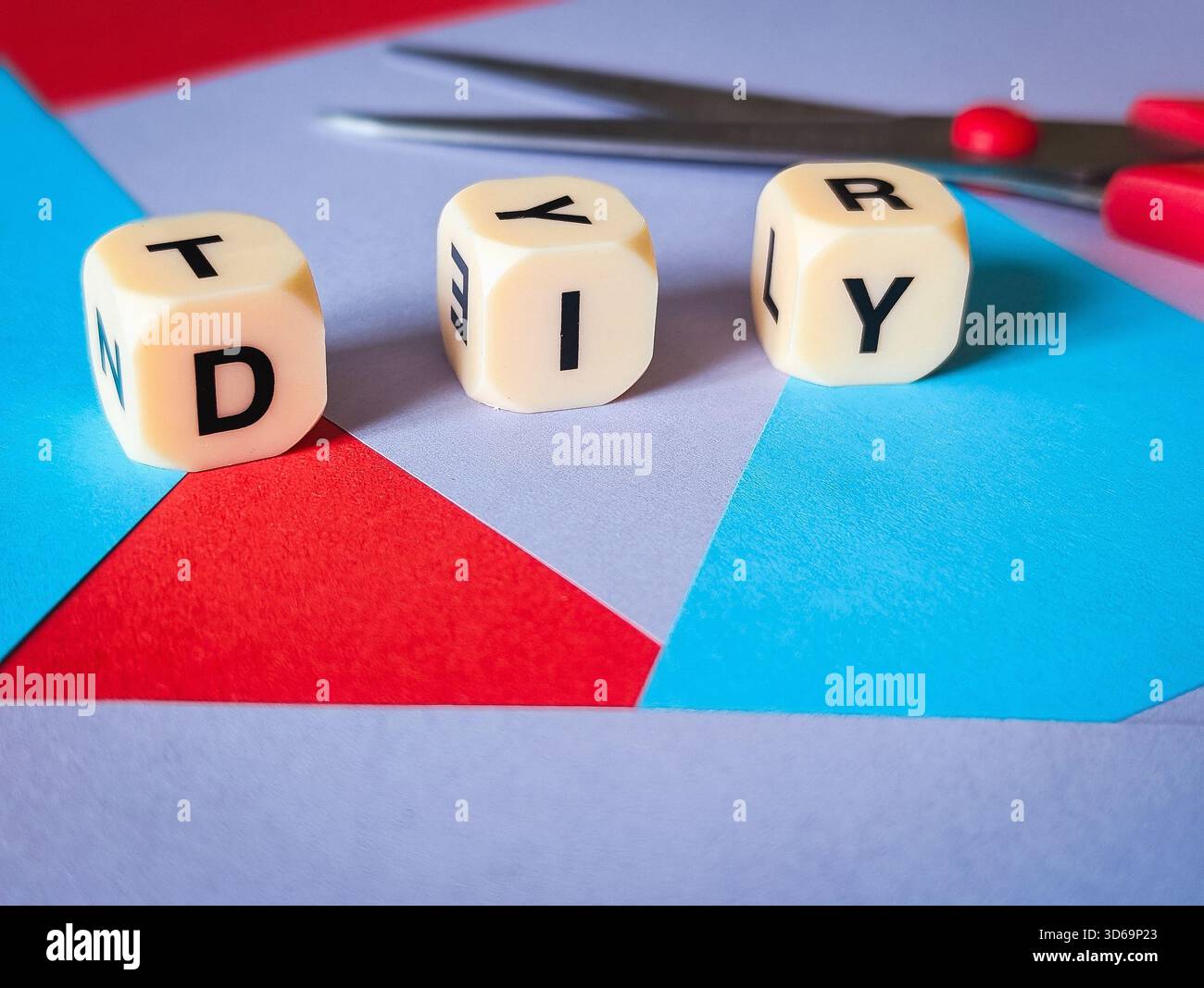 concetto fai da te su sfondo geometrico in carta con forbici artigianali Foto Stock