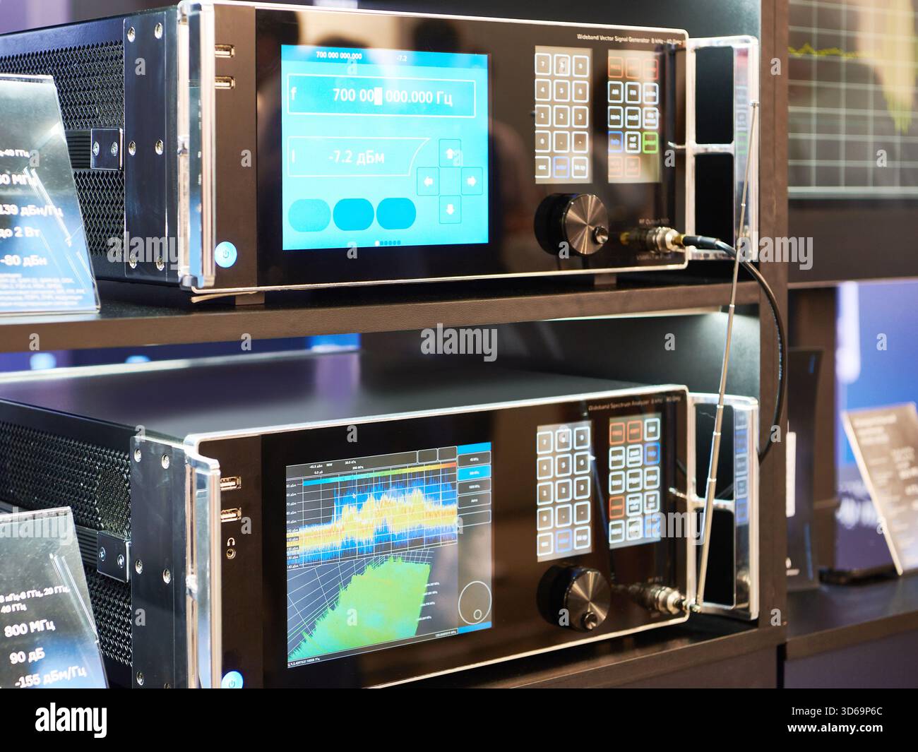 Generatore di segnali vettoriali a banda larga in esposizione nel punto vendita Foto Stock