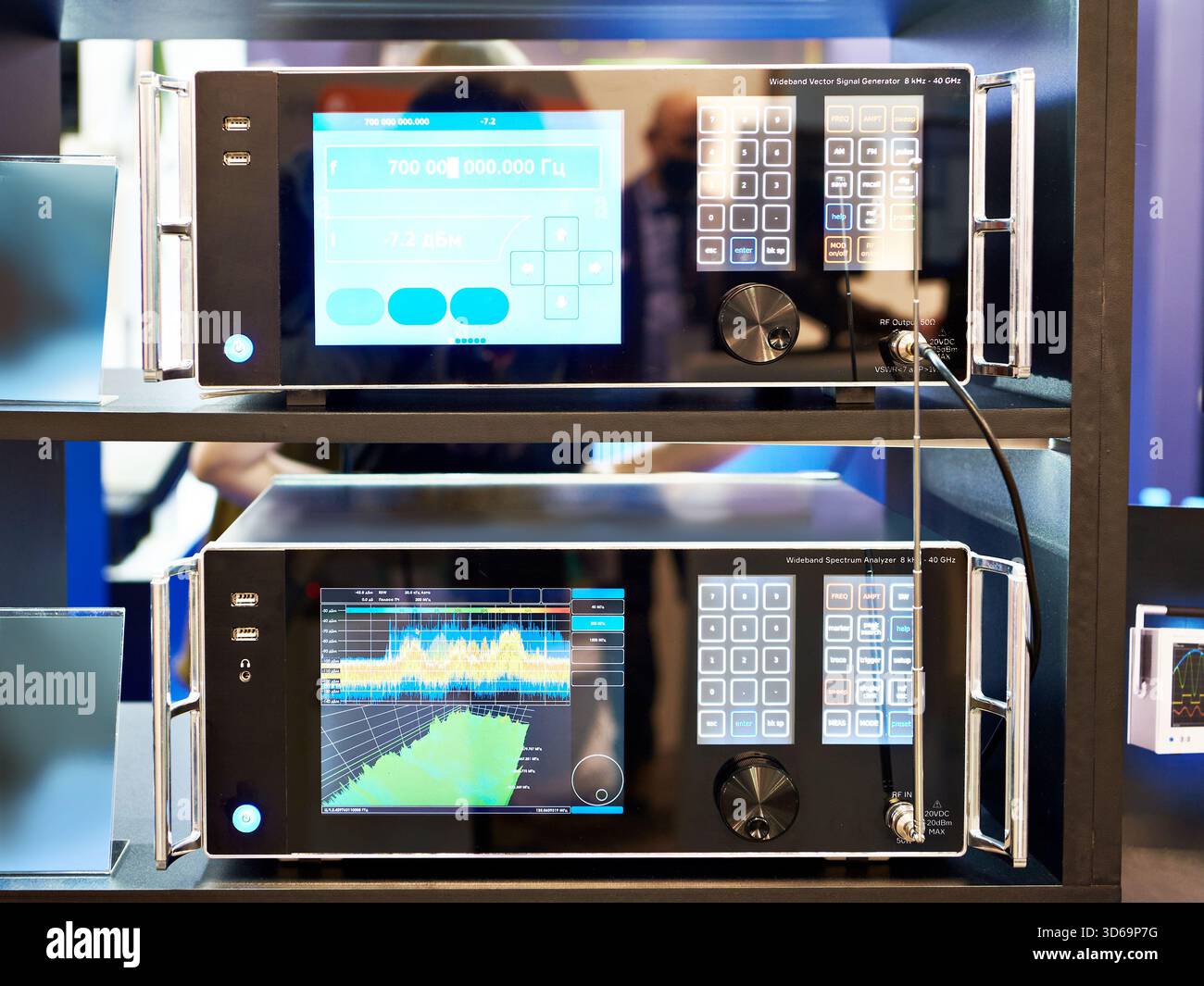 Generatore di segnali vettoriali a banda larga e analizzatore di spettro in esposizione presso il punto vendita Foto Stock
