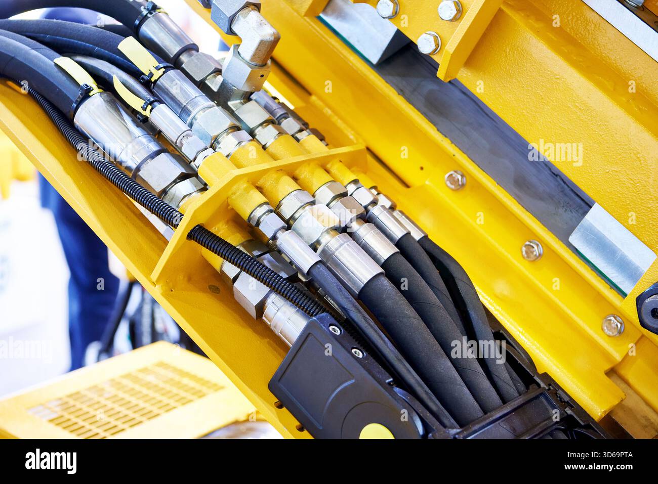 Tubi flessibili idraulici e raccordi su macchine industriali Foto Stock
