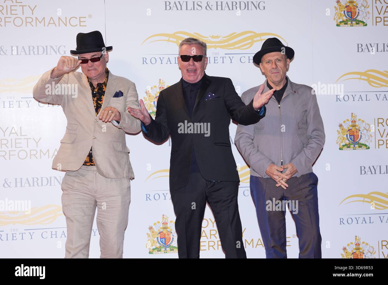(Da sinistra a destra) Mike Barson, Suggs e Mark Bedford dei Madness partecipano alla Royal Variety Performance alla Royal Albert Hall di Londra. Data foto: Mercoledì 19 novembre 2025. Foto Stock