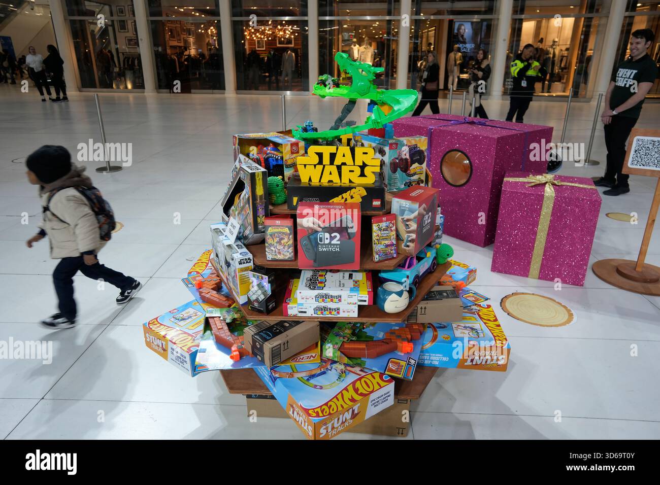 I visitatori possono sfogliare un'attivazione del marchio che promuove la AmazonÕs selezione di giocattoli disponibili per lo shopping natalizio presso il Westfield World Trade Center Oculus sabato 15 novembre 2025. (© Richard B. Levine) Foto Stock