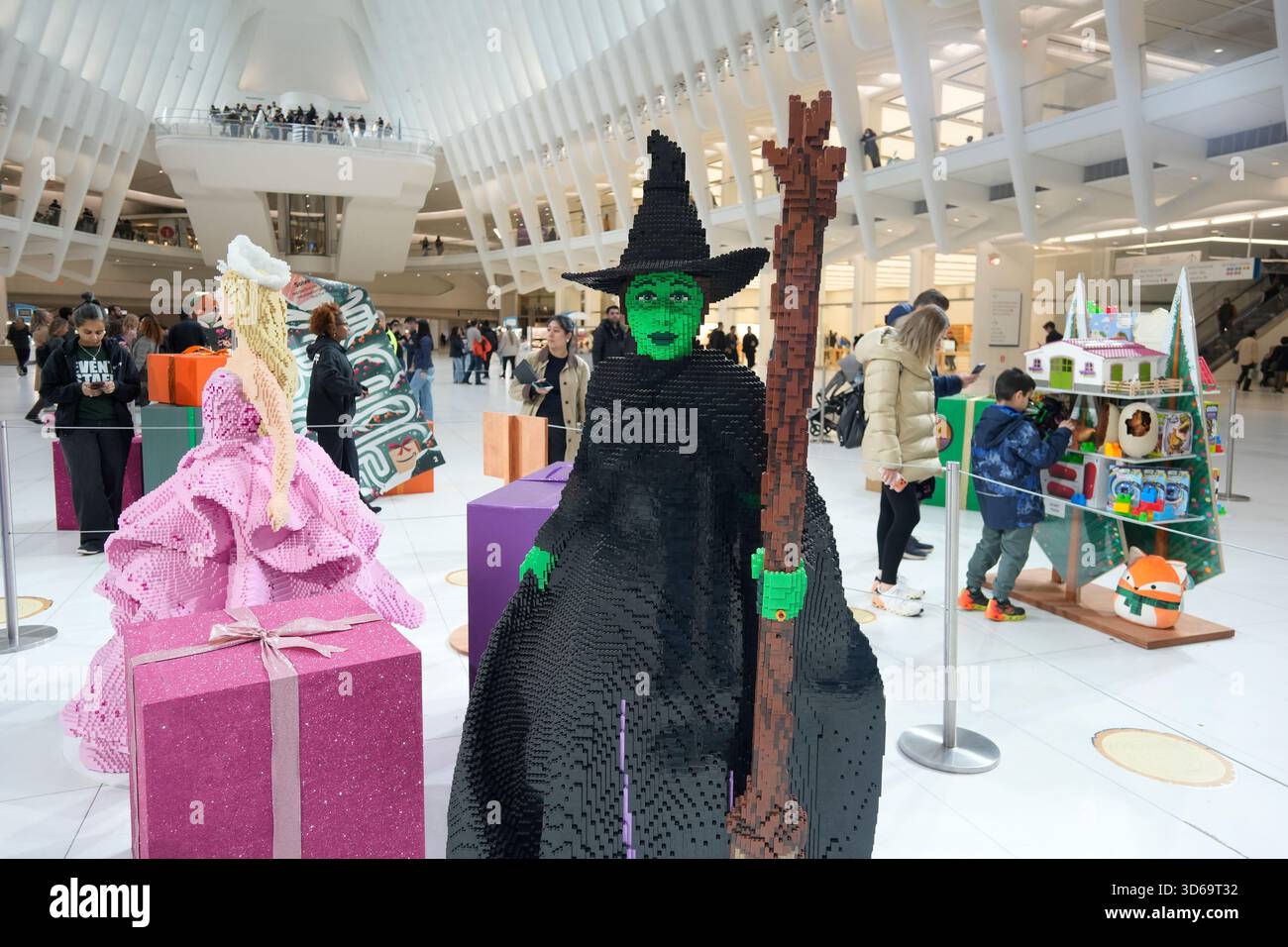 I visitatori possono sfogliare un'attivazione del marchio che promuove la AmazonÕs selezione di giocattoli disponibili per lo shopping natalizio presso il Westfield World Trade Center Oculus sabato 15 novembre 2025. (© Richard B. Levine) Foto Stock