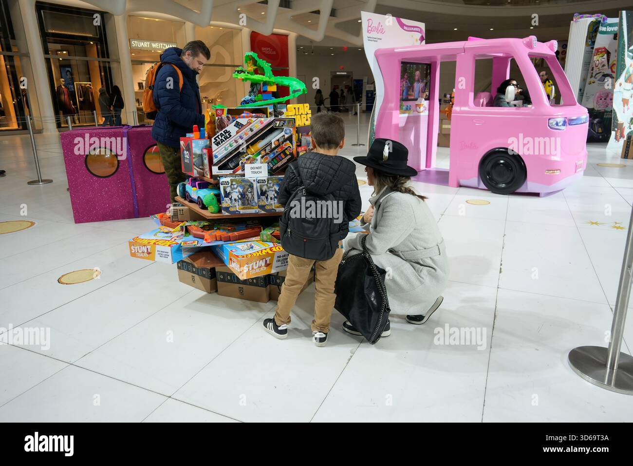 I visitatori possono sfogliare un'attivazione del marchio che promuove la AmazonÕs selezione di giocattoli disponibili per lo shopping natalizio presso il Westfield World Trade Center Oculus sabato 15 novembre 2025. (© Richard B. Levine) Foto Stock