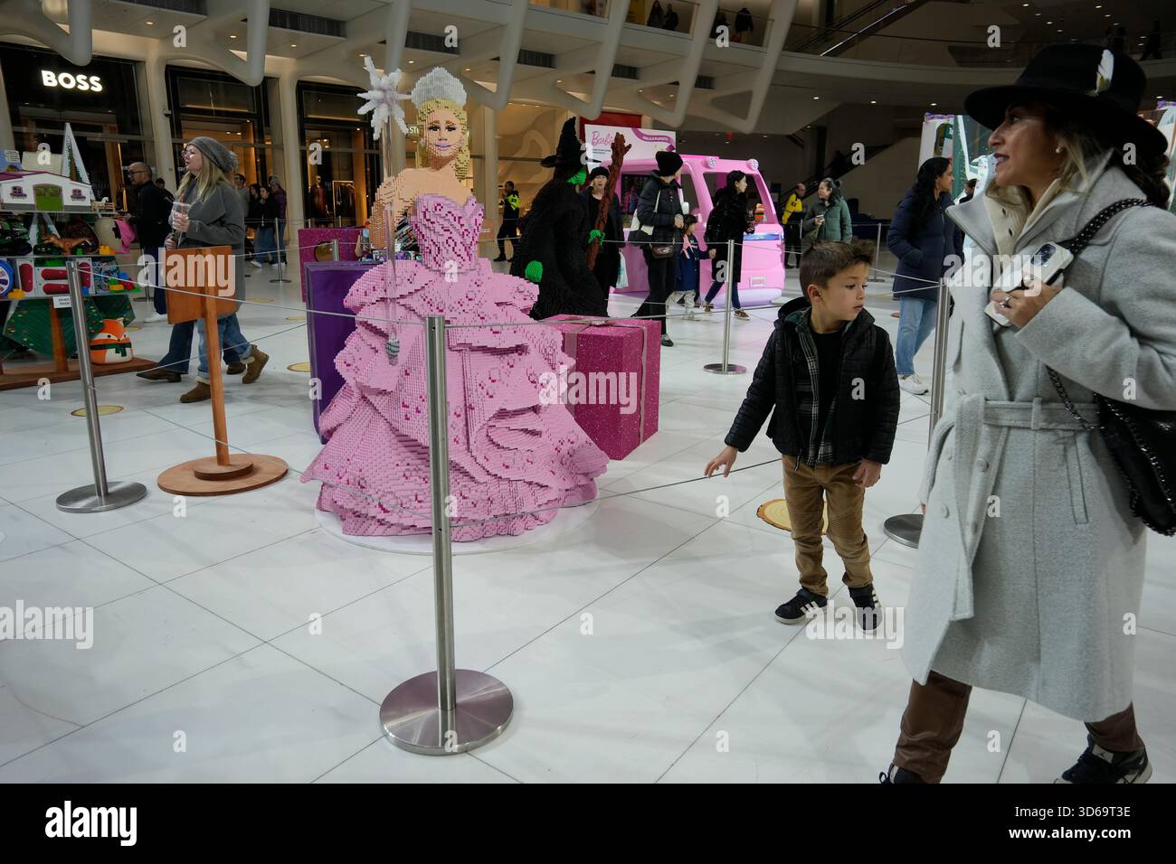 I visitatori possono sfogliare un'attivazione del marchio che promuove la AmazonÕs selezione di giocattoli disponibili per lo shopping natalizio presso il Westfield World Trade Center Oculus sabato 15 novembre 2025. (© Richard B. Levine) Foto Stock