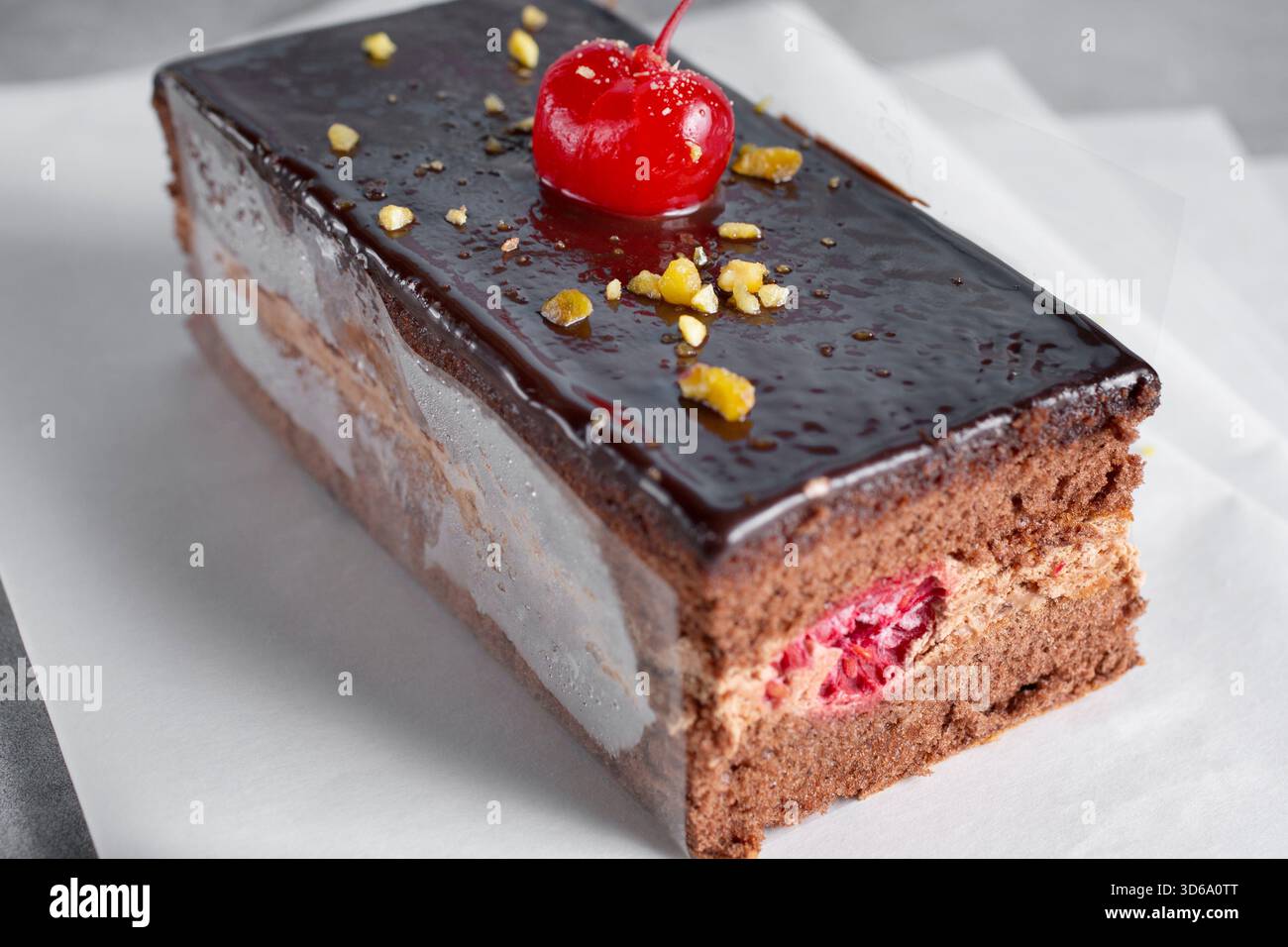 Vista ravvicinata di una fetta di mousse al cioccolato. Foto Stock