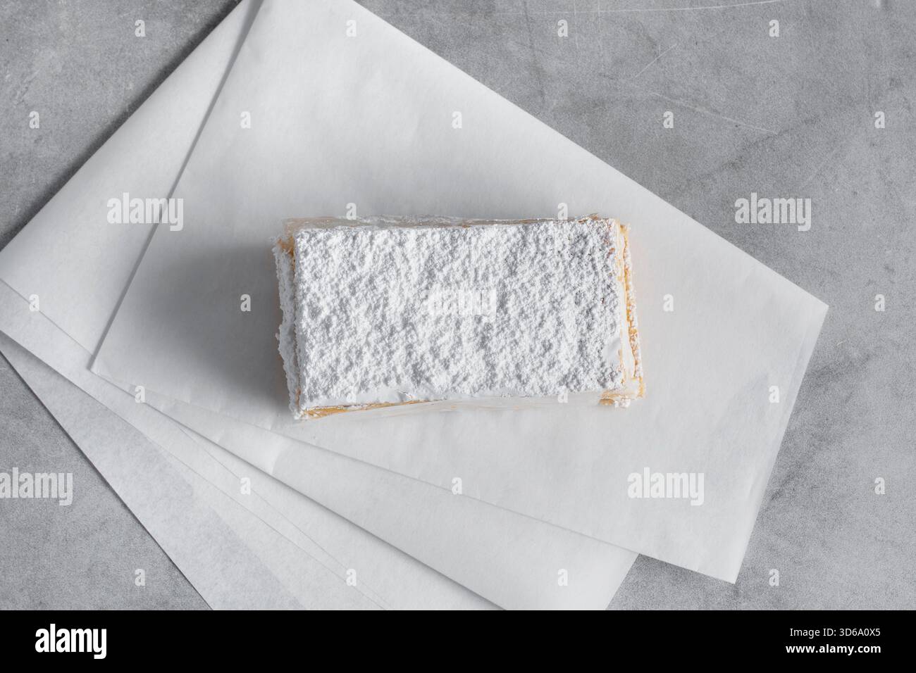 Una vista dall'alto verso il basso di una torta Napoleone. Foto Stock