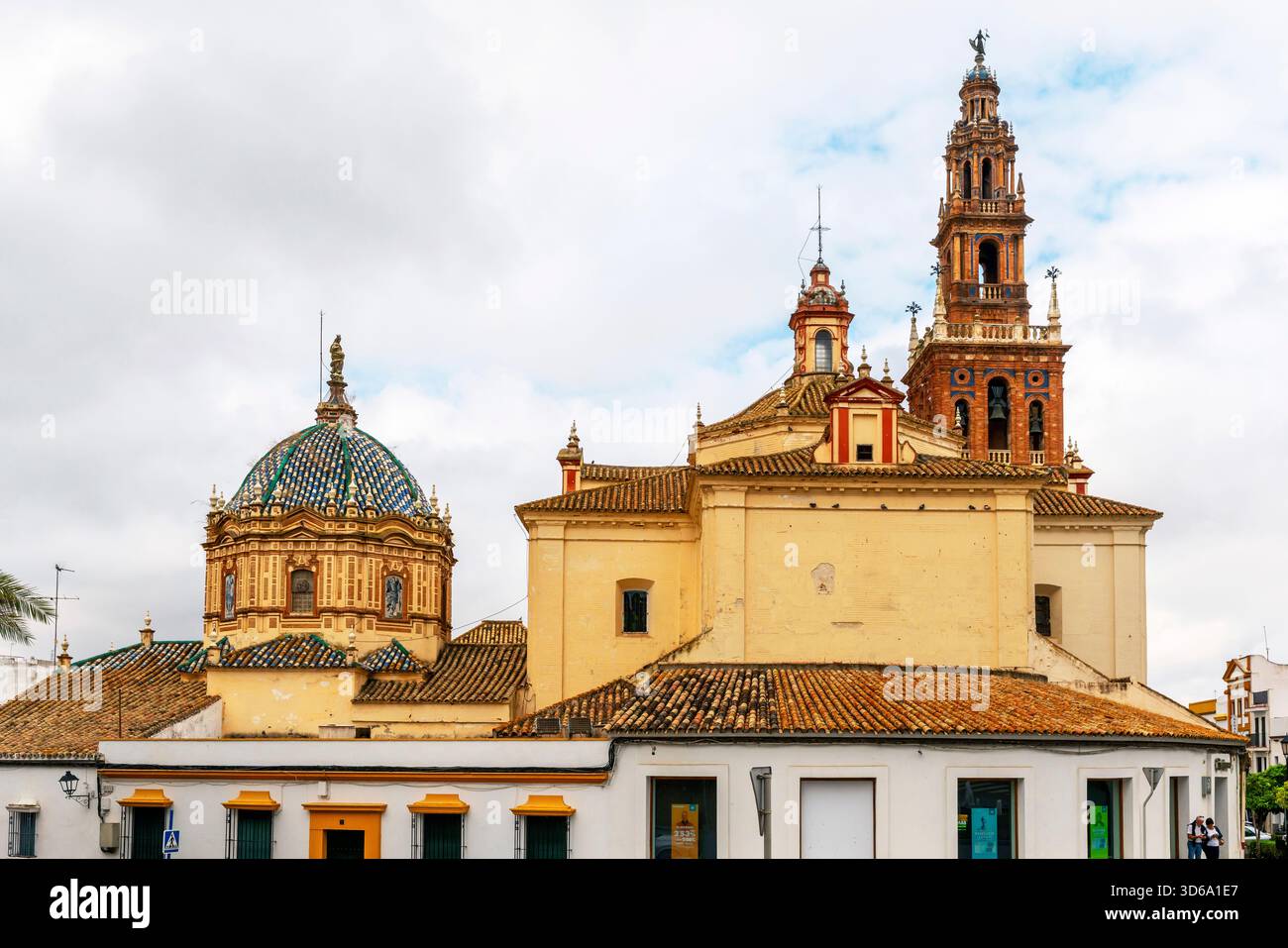 Il campanile della chiesa di San Pedro a Carmona, Siviglia, Andalusia, Spagna. La chiesa fu costruita alla fine del XV secolo. Il campanile (chiamato Girald Foto Stock