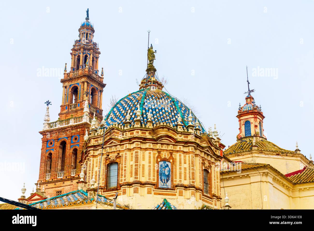 Il campanile della chiesa di San Pedro a Carmona, Siviglia, Andalusia, Spagna. La chiesa fu costruita alla fine del XV secolo. Il campanile (chiamato Girald Foto Stock