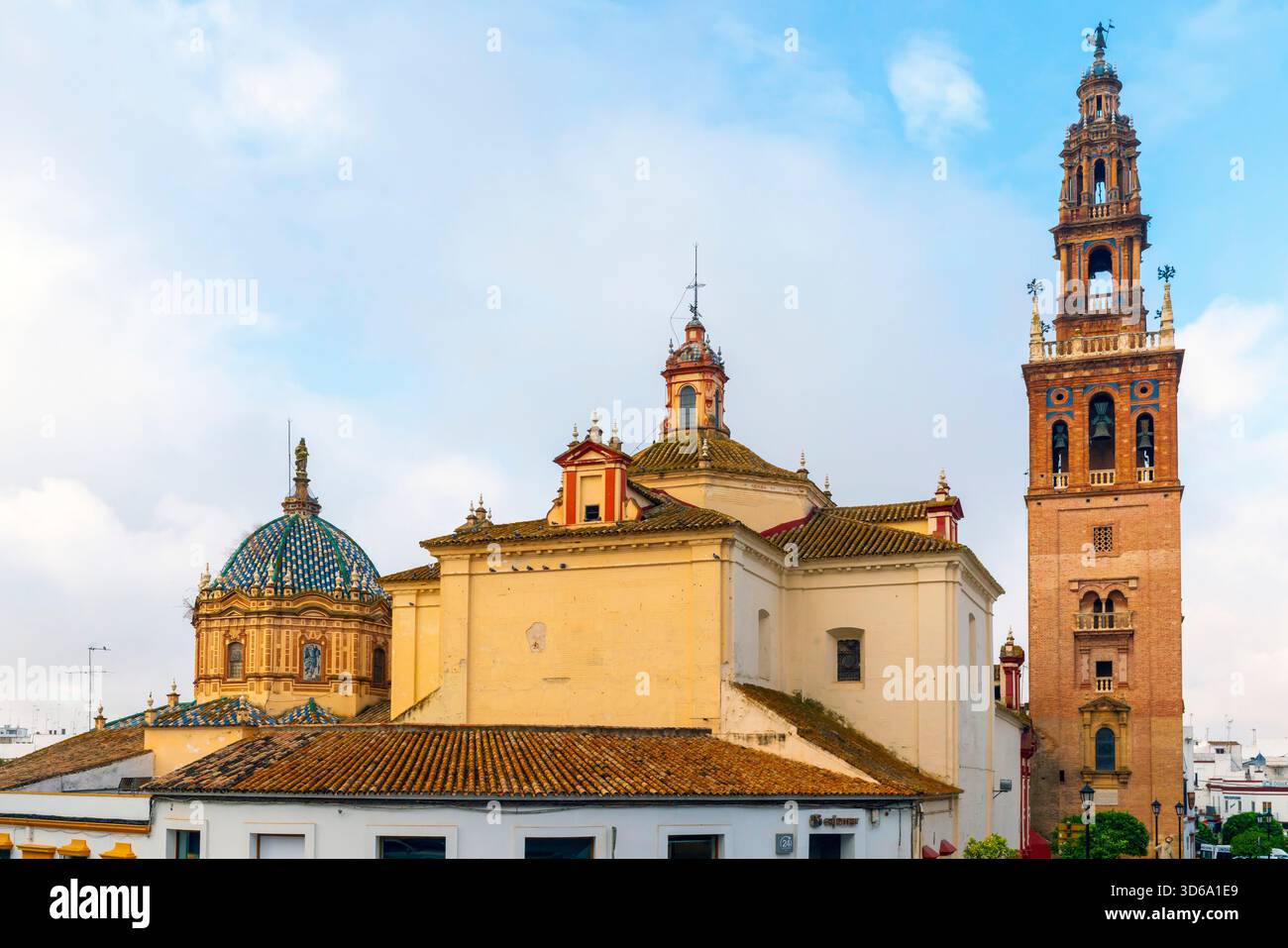 Il campanile della chiesa di San Pedro a Carmona, Siviglia, Andalusia, Spagna. La chiesa fu costruita alla fine del XV secolo. Il campanile (chiamato Girald Foto Stock