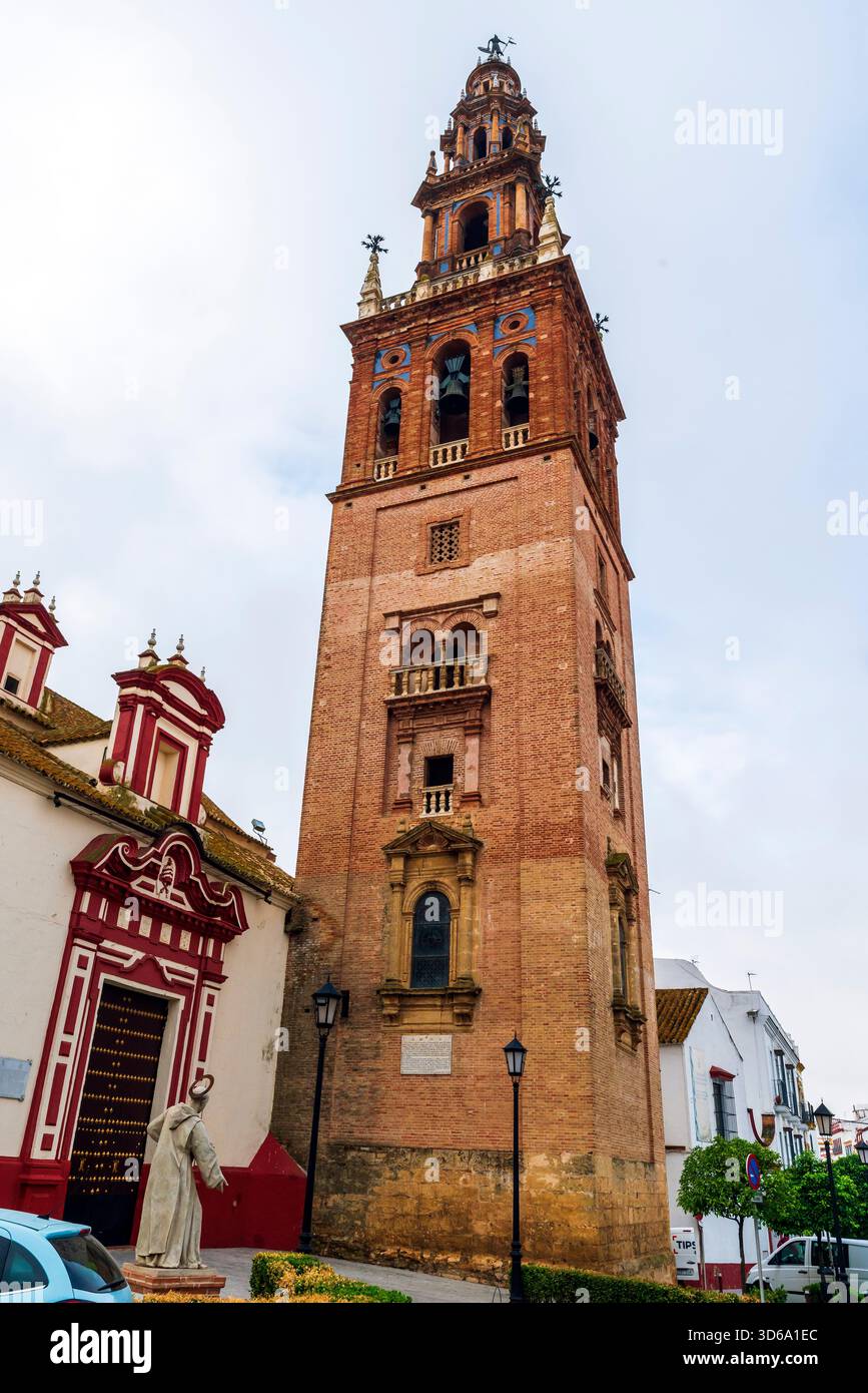 Il campanile della chiesa di San Pedro a Carmona, Siviglia, Andalusia, Spagna. La chiesa fu costruita alla fine del XV secolo. Il campanile (chiamato Girald Foto Stock