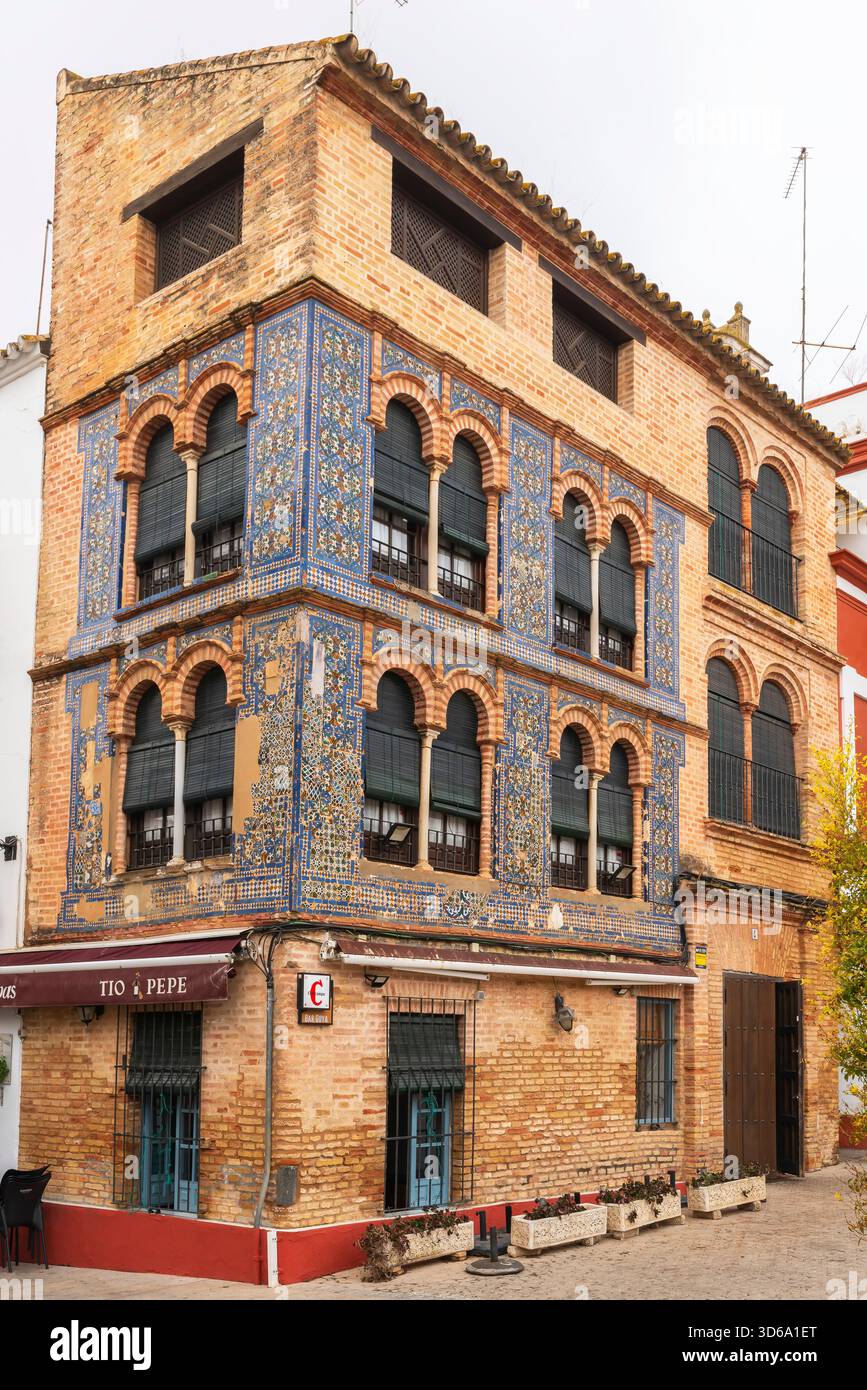 Bar Goya è il più antico di Carmona, Andalusia, Spagna. Un edificio del XVI secolo con una facciata in stile Mudejar decorata con belle piastrelle lo decora Foto Stock