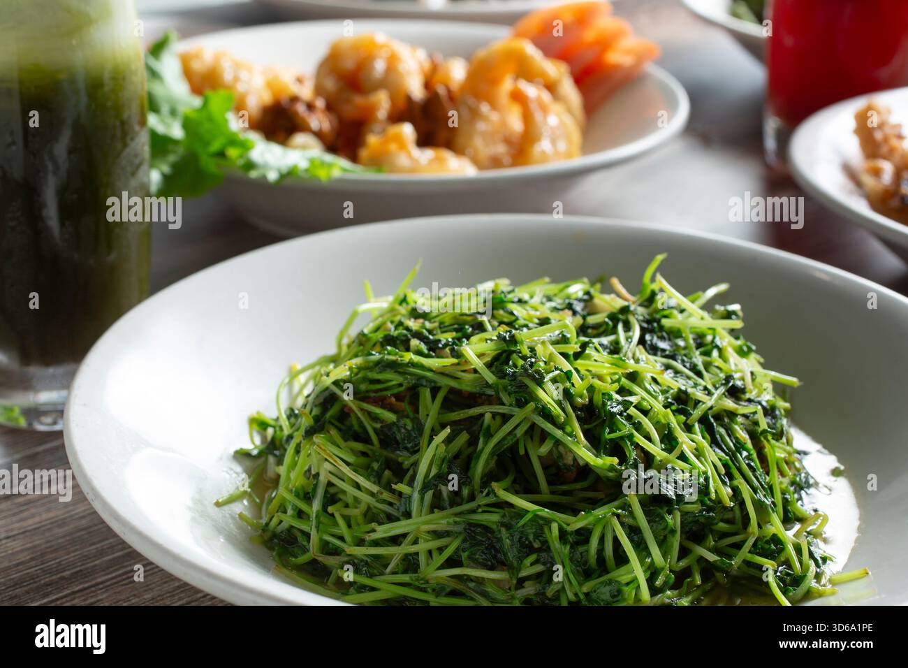 Una vista di diversi antipasti cinesi, con germogli di piselli saltati. Foto Stock