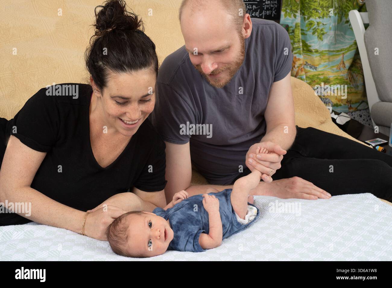 Bambino appena nato, di 3 settimane, con i genitori Foto Stock