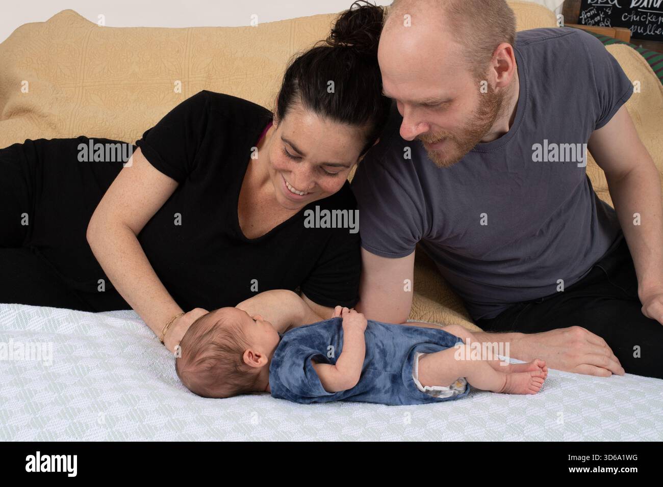 Bambino appena nato, di 3 settimane, con i genitori Foto Stock