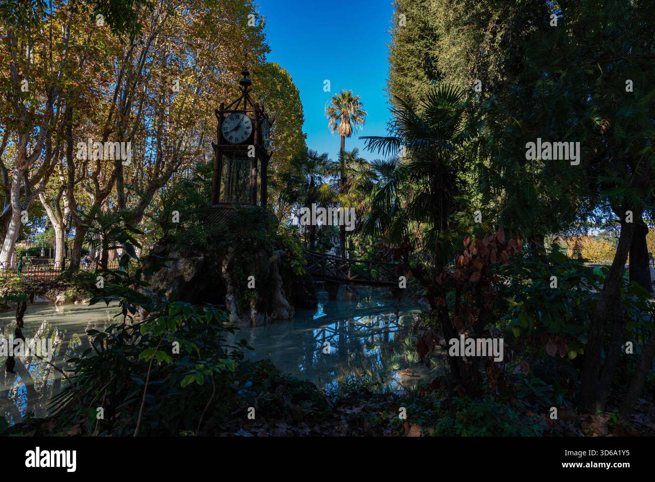 Orologio ad acqua unico nel parco vicino a Villa Borghese a Roma, in Italia, un impianto di cronometraggio all'aperto alimentato da acqua corrente, circondato da greene Foto Stock