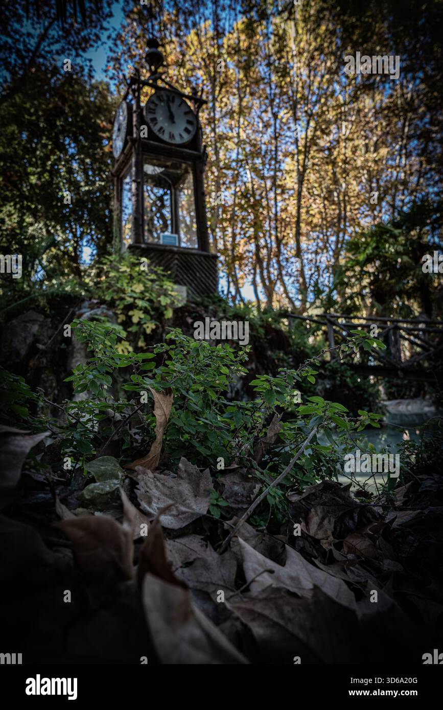 Orologio ad acqua unico nel parco vicino a Villa Borghese a Roma, in Italia, un impianto di cronometraggio all'aperto alimentato da acqua corrente, circondato da greene Foto Stock
