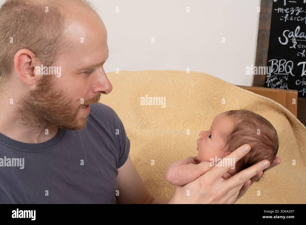 Bambino appena nato, di 3 settimane con il padre, trattenuto Foto Stock