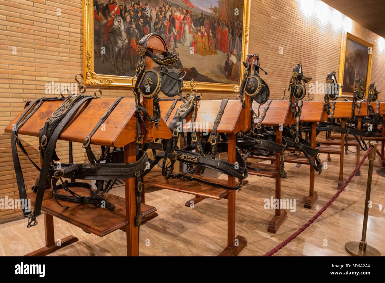 Chiosco di cavalli nel Museo Popemobile, città del Vaticano, che mostra la stabulazione storica per i cavalli cerimoniali e il patrimonio delle carrozze papali. Foto Stock