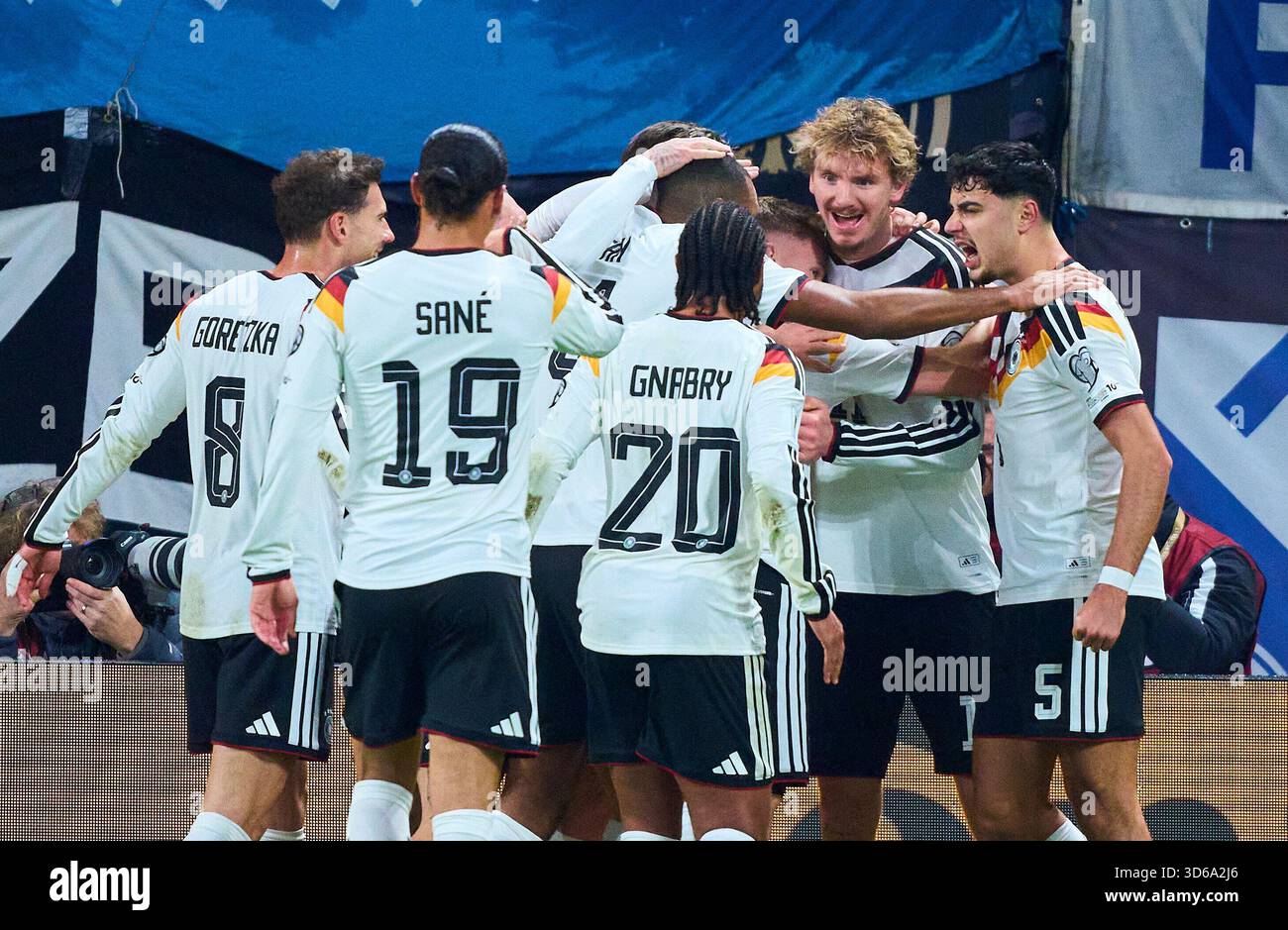 Lipsia, Germania. 17 novembre 2025. Nick Woltemade della Germania segna, tira goal, Tor, Treffer, Torschuss, 1-0 e festeggia con Joshua Kimmich della Germania Aleksandar Pavlovic della Germania Nico Schlotterbeck della Germania Jonathan Tah della Germania Leroy sane della Germania Leon Goretzka della Germania nella partita di qualificazione alla Coppa del mondo FIFA 2026 GERMANIA - SLOVACCHIA 6-0 nella stagione 2025/2026 al 17 novembre 2025 a Lipsia, Germania. Fotografo: ddp Images/STAR-Images credito: ddp media GmbH/Alamy Live News Foto Stock