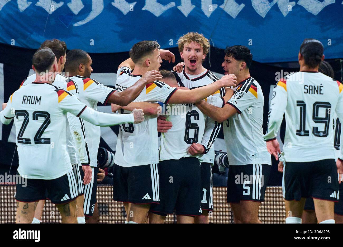 Lipsia, Germania. 17 novembre 2025. Nick Woltemade della Germania segna, tira goal, Tor, Treffer, Torschuss, 1-0 e festeggia con Joshua Kimmich della Germania Aleksandar Pavlovic della Germania Nico Schlotterbeck della Germania Jonathan Tah della Germania Leroy Sane della Germania nella partita di qualificazione ai Mondiali 2026 GERMANIA - SLOVACCHIA 6-0 nella stagione 2025/2026 al 17 novembre 2025 a Lipsia, Germania. Fotografo: ddp Images/STAR-Images credito: ddp media GmbH/Alamy Live News Foto Stock
