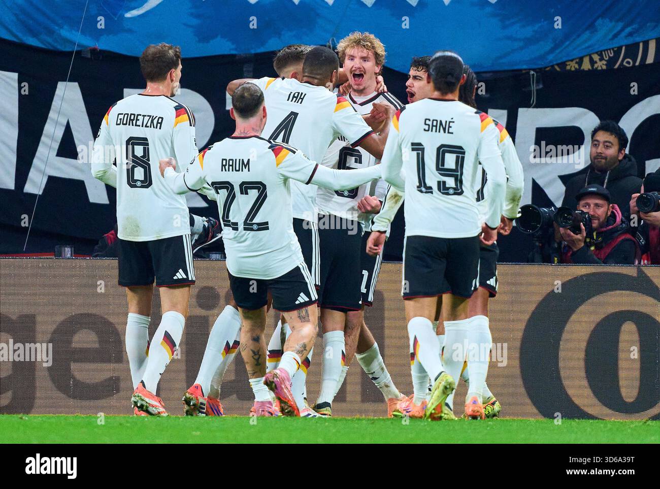 Lipsia, Germania. 17 novembre 2025. Nick Woltemade della Germania segna, tira goal, Tor, Treffer, Torschuss, 1-0 e festeggia con Joshua Kimmich della Germania Aleksandar Pavlovic della Germania Nico Schlotterbeck della Germania Jonathan Tah della Germania Leroy Sane della Germania nella partita di qualificazione ai Mondiali 2026 GERMANIA - SLOVACCHIA 6-0 nella stagione 2025/2026 al 17 novembre 2025 a Lipsia, Germania. Fotografo: ddp Images/STAR-Images credito: ddp media GmbH/Alamy Live News Foto Stock