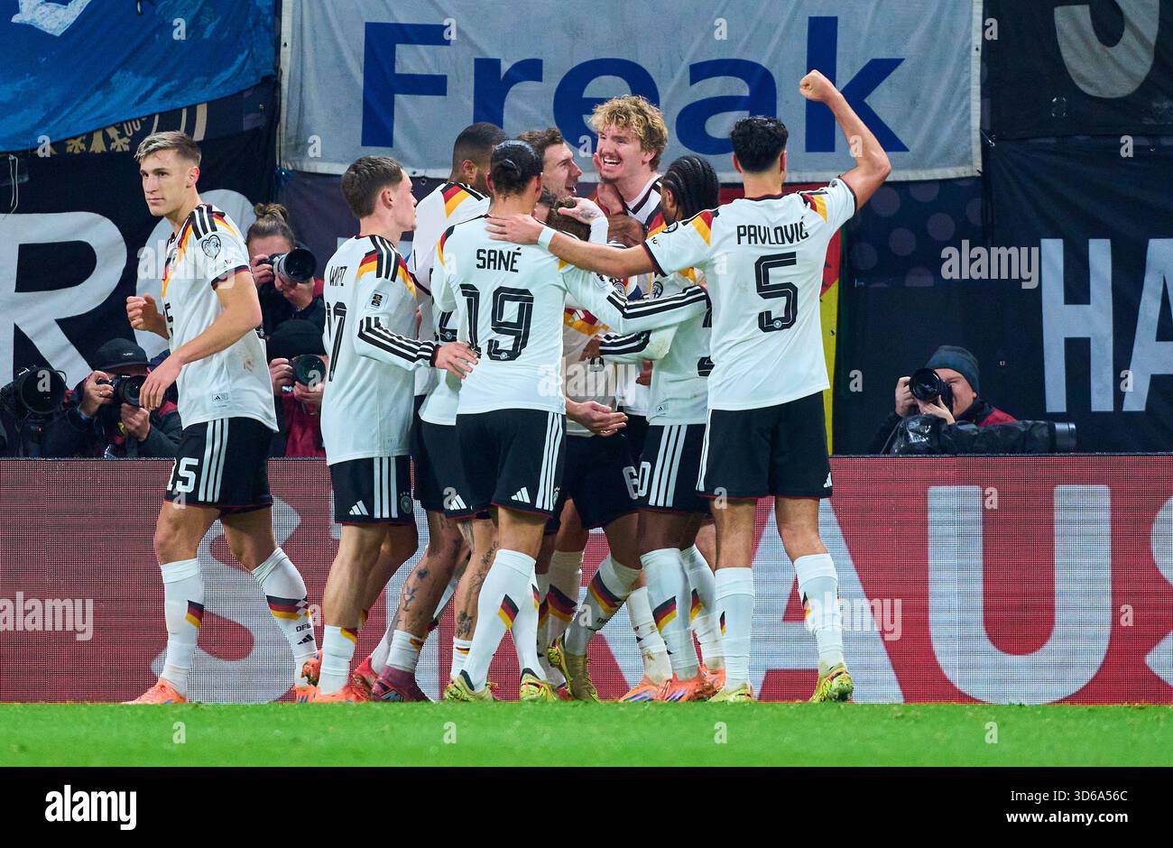 Lipsia, Germania. 17 novembre 2025. Nick Woltemade della Germania segna, tira goal, Tor, Treffer, Torschuss, 1-0 e festeggia con Joshua Kimmich della Germania Aleksandar Pavlovic della Germania Nico Schlotterbeck della Germania Jonathan Tah della Germania Leroy sane della Germania Leon Goretzka della Germania nella partita di qualificazione alla Coppa del mondo FIFA 2026 GERMANIA - SLOVACCHIA 6-0 nella stagione 2025/2026 al 17 novembre 2025 a Lipsia, Germania. Fotografo: ddp Images/STAR-Images credito: ddp media GmbH/Alamy Live News Foto Stock