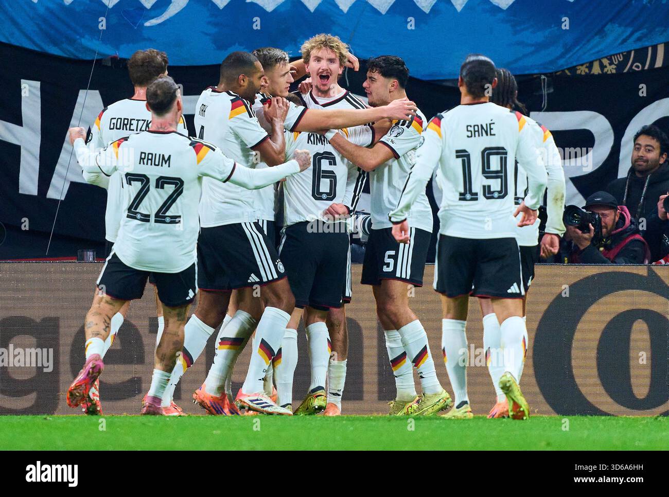 Lipsia, Germania. 17 novembre 2025. Nick Woltemade della Germania segna, tira goal, Tor, Treffer, Torschuss, 1-0 e festeggia con Joshua Kimmich della Germania Aleksandar Pavlovic della Germania Nico Schlotterbeck della Germania Jonathan Tah della Germania Leroy Sane della Germania nella partita di qualificazione ai Mondiali 2026 GERMANIA - SLOVACCHIA 6-0 nella stagione 2025/2026 al 17 novembre 2025 a Lipsia, Germania. Fotografo: ddp Images/STAR-Images credito: ddp media GmbH/Alamy Live News Foto Stock