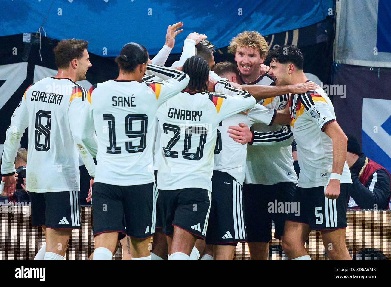 Lipsia, Germania. 17 novembre 2025. Nick Woltemade della Germania segna, tira goal, Tor, Treffer, Torschuss, 1-0 e festeggia con Joshua Kimmich della Germania Aleksandar Pavlovic della Germania Nico Schlotterbeck della Germania Jonathan Tah della Germania Leroy sane della Germania Leon Goretzka della Germania nella partita di qualificazione alla Coppa del mondo FIFA 2026 GERMANIA - SLOVACCHIA 6-0 nella stagione 2025/2026 al 17 novembre 2025 a Lipsia, Germania. Fotografo: ddp Images/STAR-Images credito: ddp media GmbH/Alamy Live News Foto Stock