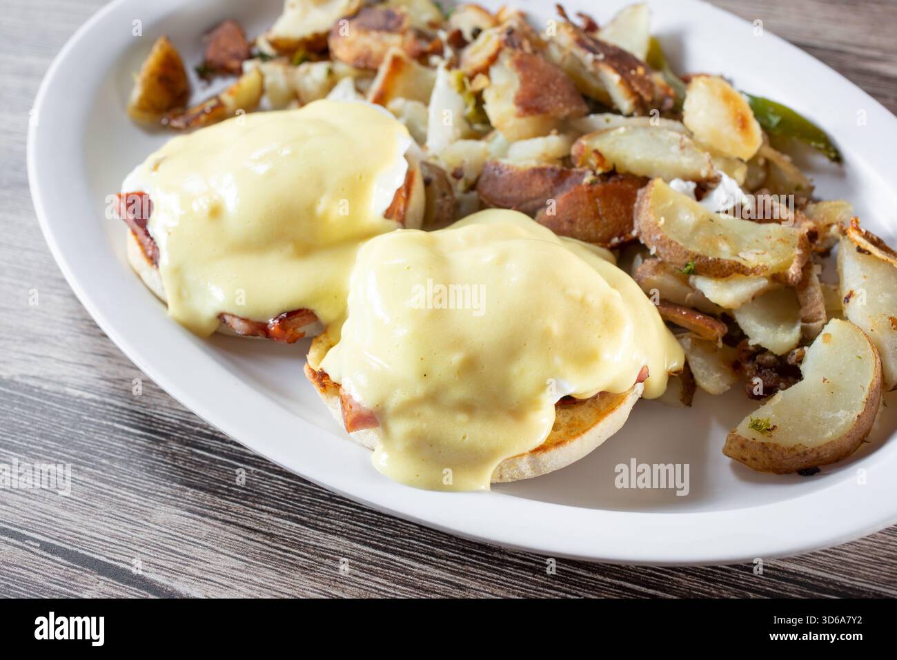 Una vista di un piatto di uova Benedict. Foto Stock