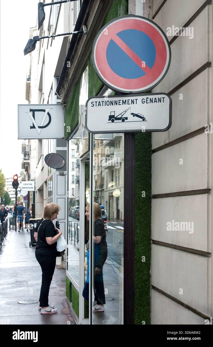 Cartello Stationnament Genant sulla strada di Parigi, Francia Foto Stock