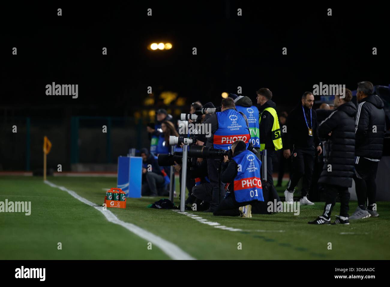 Biella, Italia. 19 novembre 2025. Fotografi durante la partita di calcio UEFA Women's Champions League 2025-26 tra Juventus Women e OL Lyonnes il 19 novembre 2025 allo stadio "Pozzo-la Marmora" di biella. Crediti: Nderim Kaceli/Alamy Live News Foto Stock