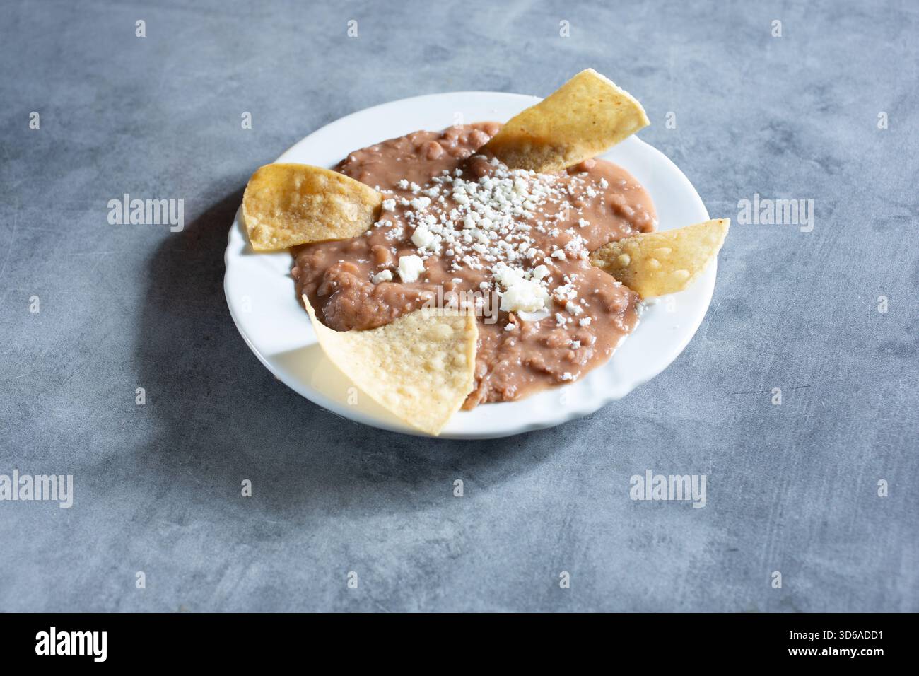 Vista di un piatto di fagioli fritti. Foto Stock