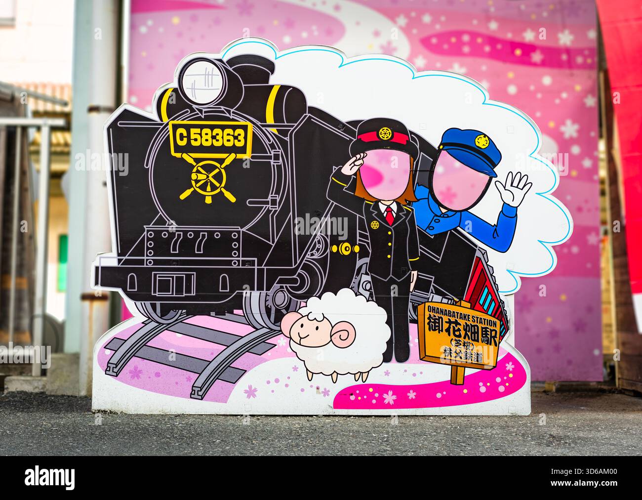 saitama, chichibu - marzo 25 2025: Stand-in fotografico illustrato con la locomotiva a vapore giapponese SL Paleo Express presso la stazione di Ohanabatake con spillo frontale Foto Stock