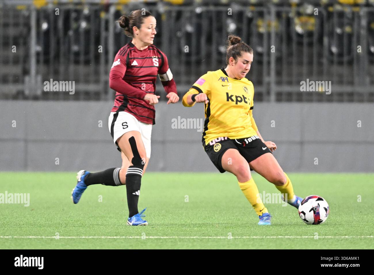 BERNA, SVIZZERA - 19 NOVEMBRE: Eva Bartonova di Sparta Praha l) contro Jana Maria Kohler di Young Boys r) durante la UEFA Women's Europa Cup 2025/26 Round of 16 Second Leg match tra BSC Young Boys e AC Sparta Praha allo Stadion Wankdorf il 19 novembre 2025 a Berna, Svizzera. Foto Stock