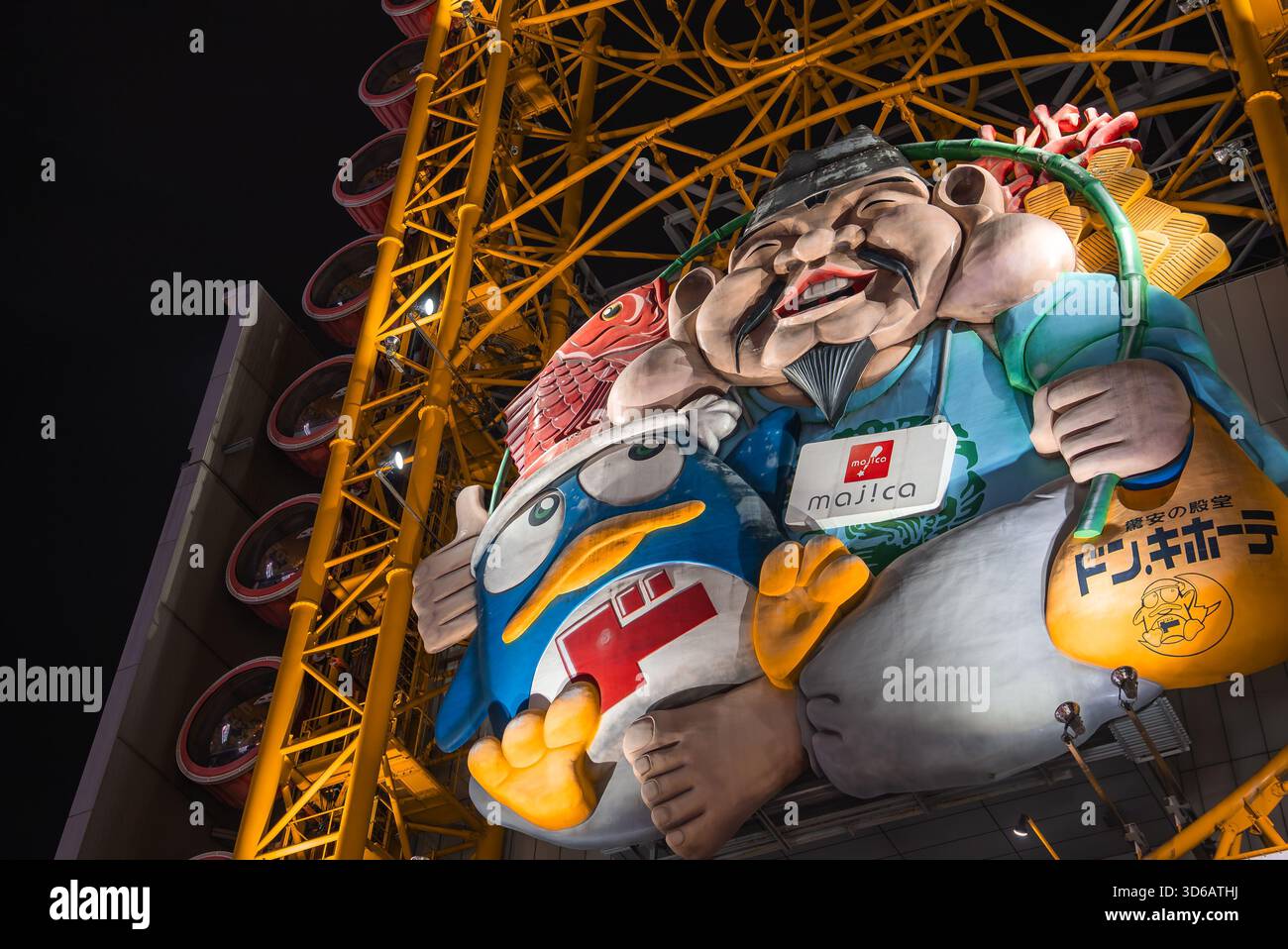 La facciata della ruota panoramica di Don Quijote Dotonbori di notte ad Osaka in Giappone Foto Stock