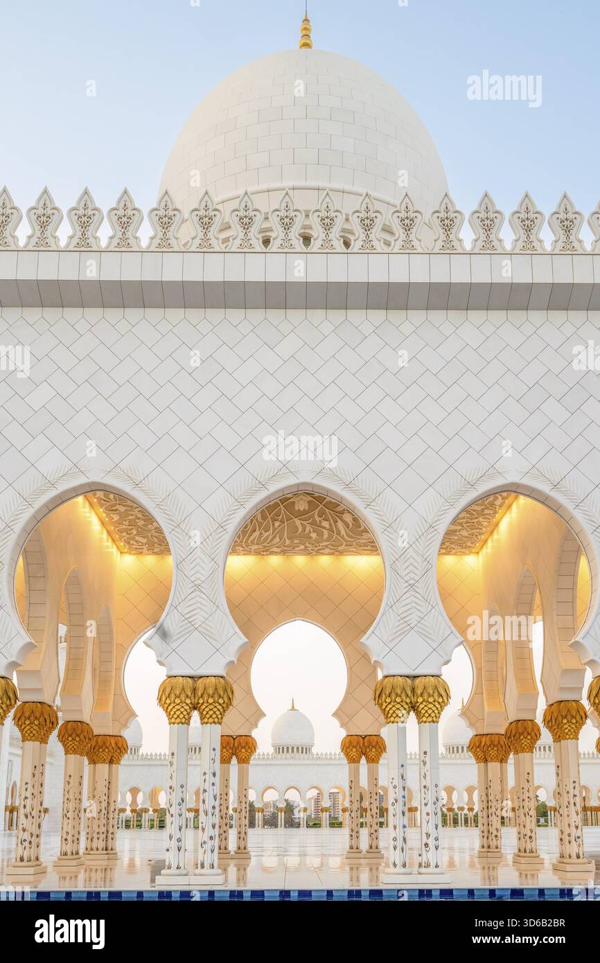 La maestosa grande Moschea dello Sceicco Zayed ad Abu Dhabi, Emirati Arabi Uniti, presenta splendide cupole in marmo bianco, eleganti minareti e l'intricata Isla Foto Stock