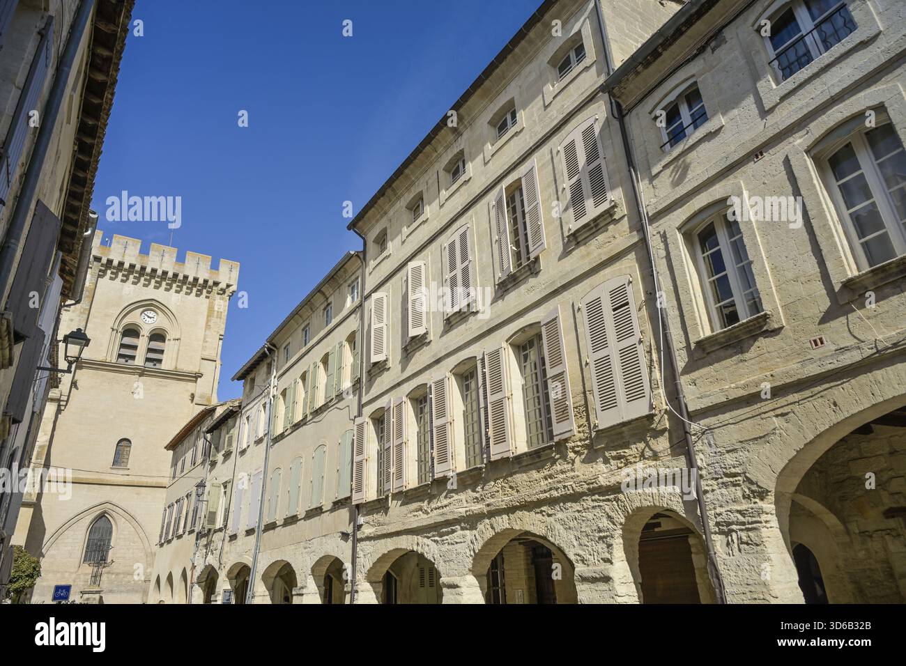 Vecchi edifici, case nel centro storico, nella chiesa posteriore Eglise Collegiale Notre-Dame, comune di Villeneuve-les-Avignone, Avignone, Francia Foto Stock