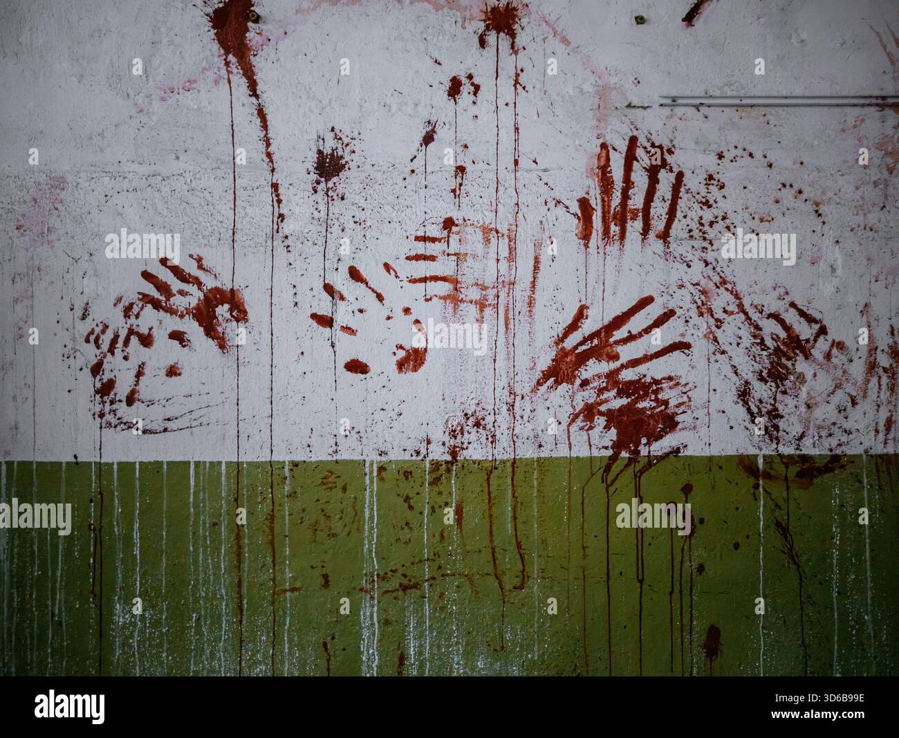 Impronte di mani rosse sul muro. Foto Stock