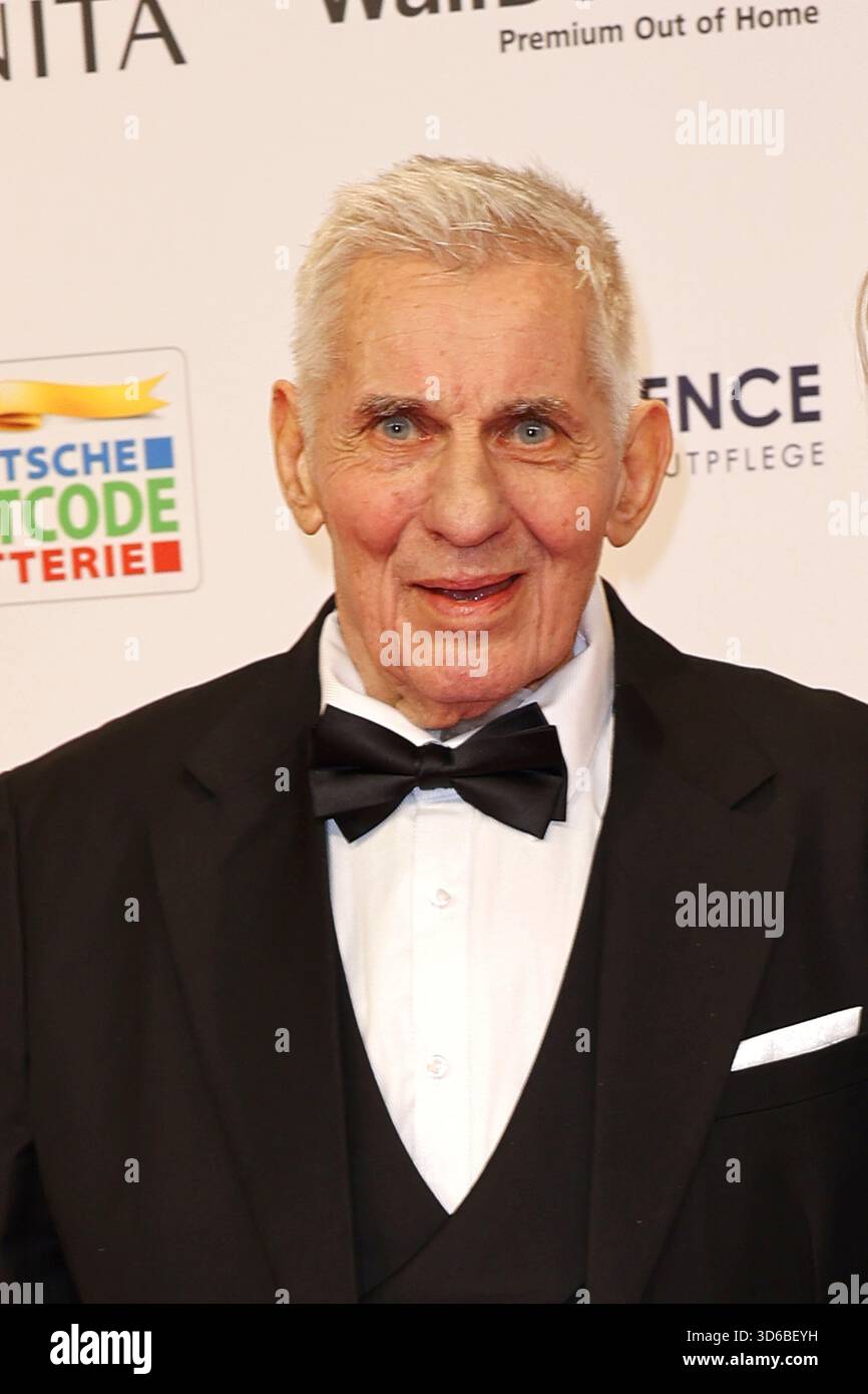 Heinz Hoenig partecipa al premio "Goldene Bild der Frau" al Stage Theater il 19 novembre 2025 ad Amburgo, Germania Foto Stock