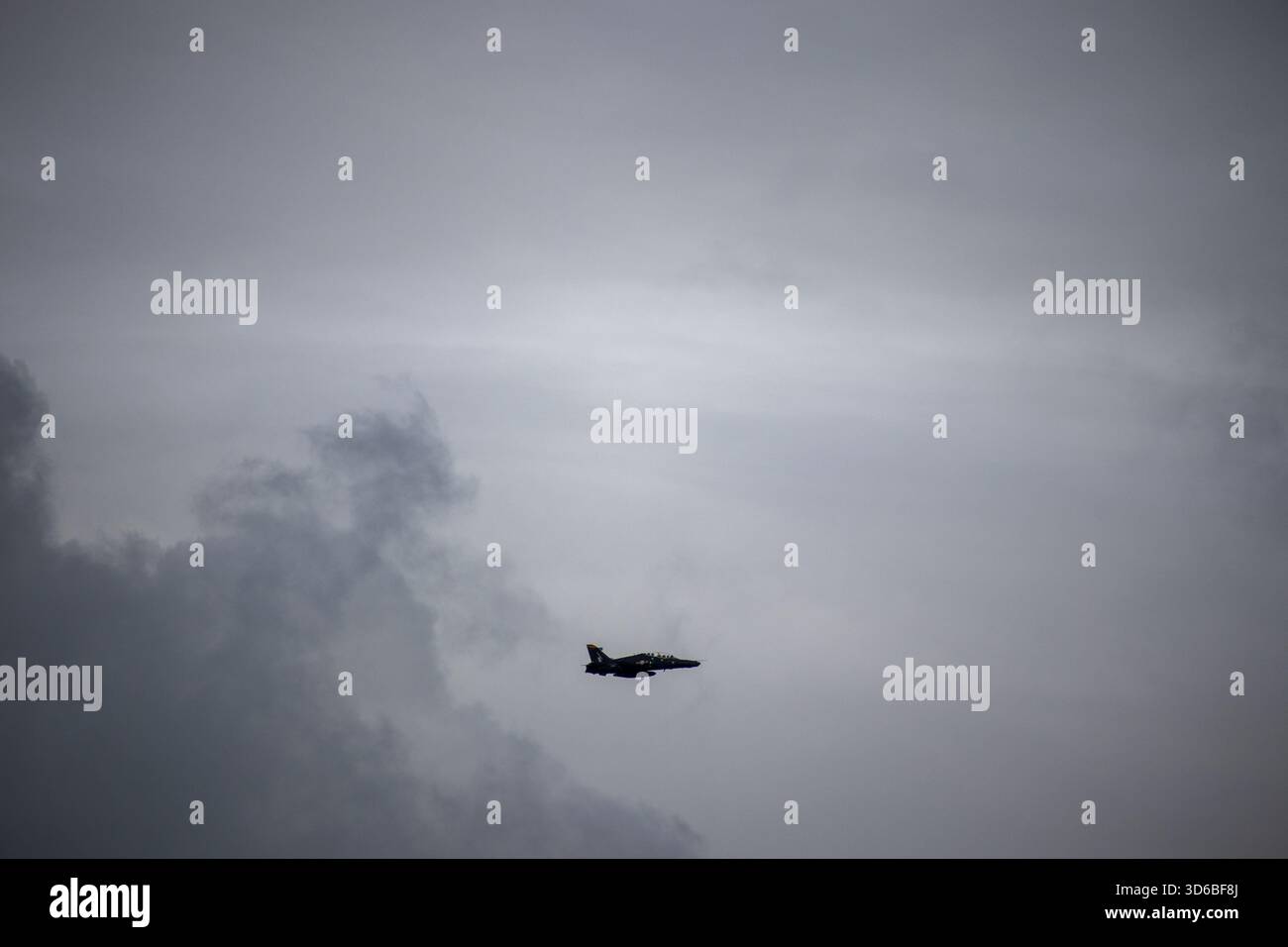 BAE Hawk si è schiantato contro una pesante copertura nuvolosa Foto Stock