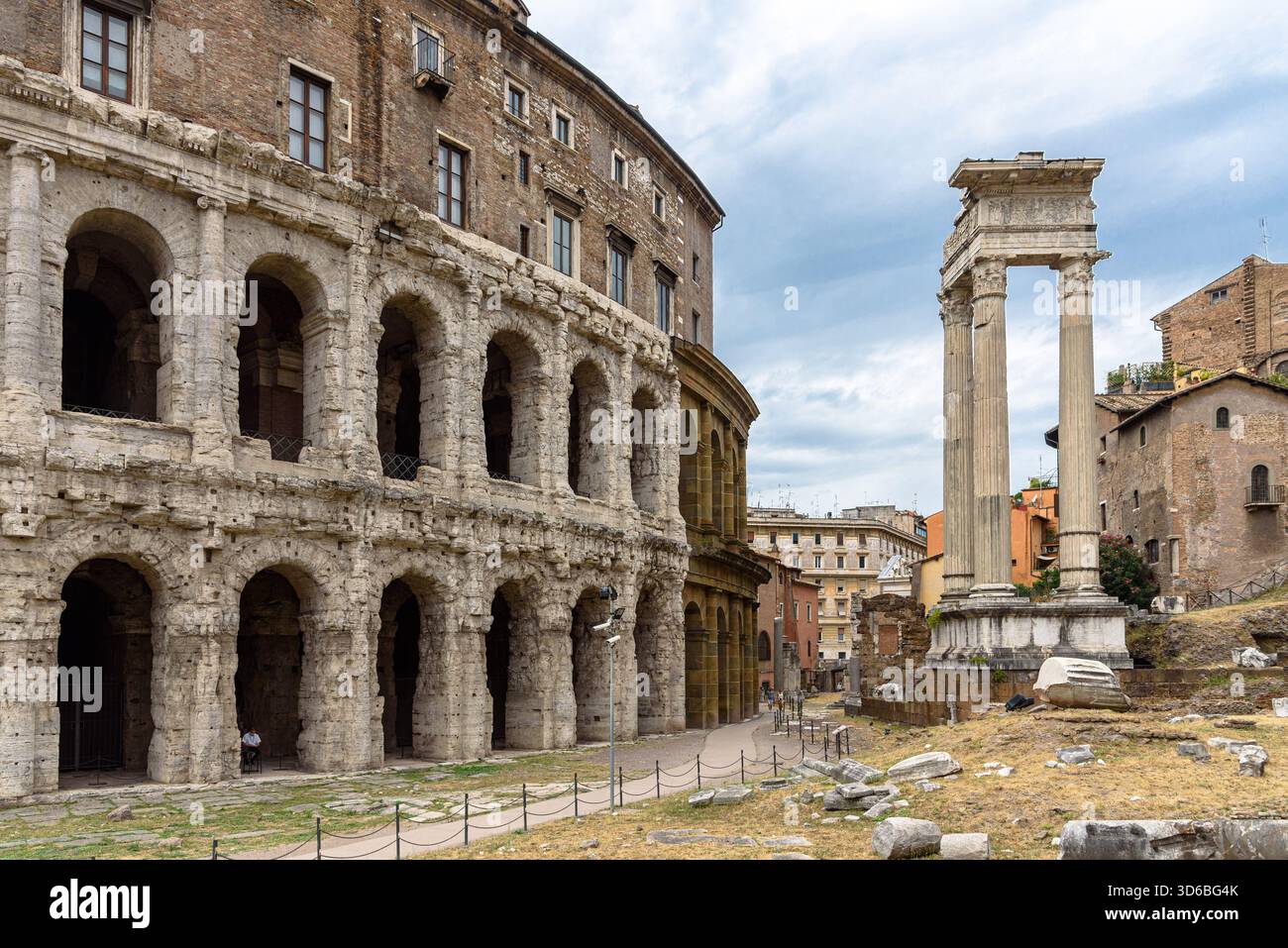 I resti del Teatro di Marcello e del Tempio di Apollo Sosiano a Roma Foto Stock