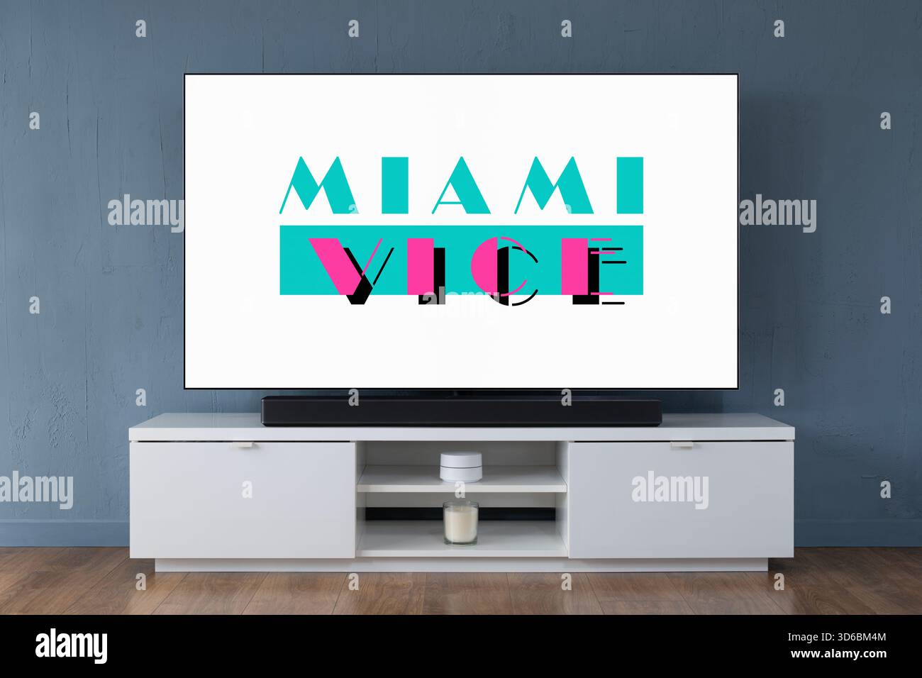 Un televisore OLED widescreen che mostra il logo della serie tv degli anni '1980 Miami Vice visto in un salotto contemporaneo. Foto Stock