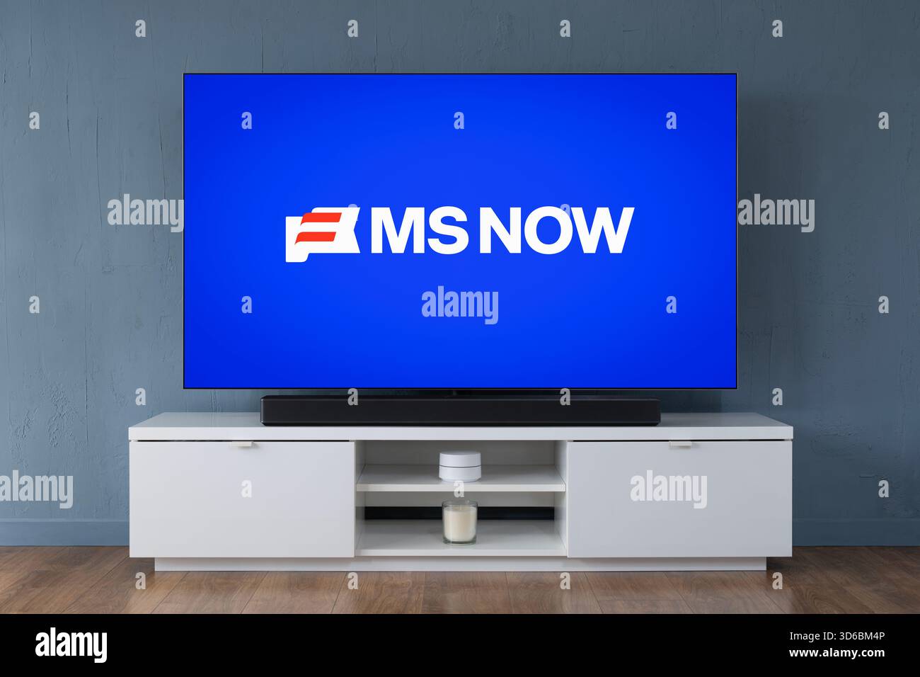 Il logo MS Now viene visualizzato su un moderno televisore OLED Widescreen. Foto Stock