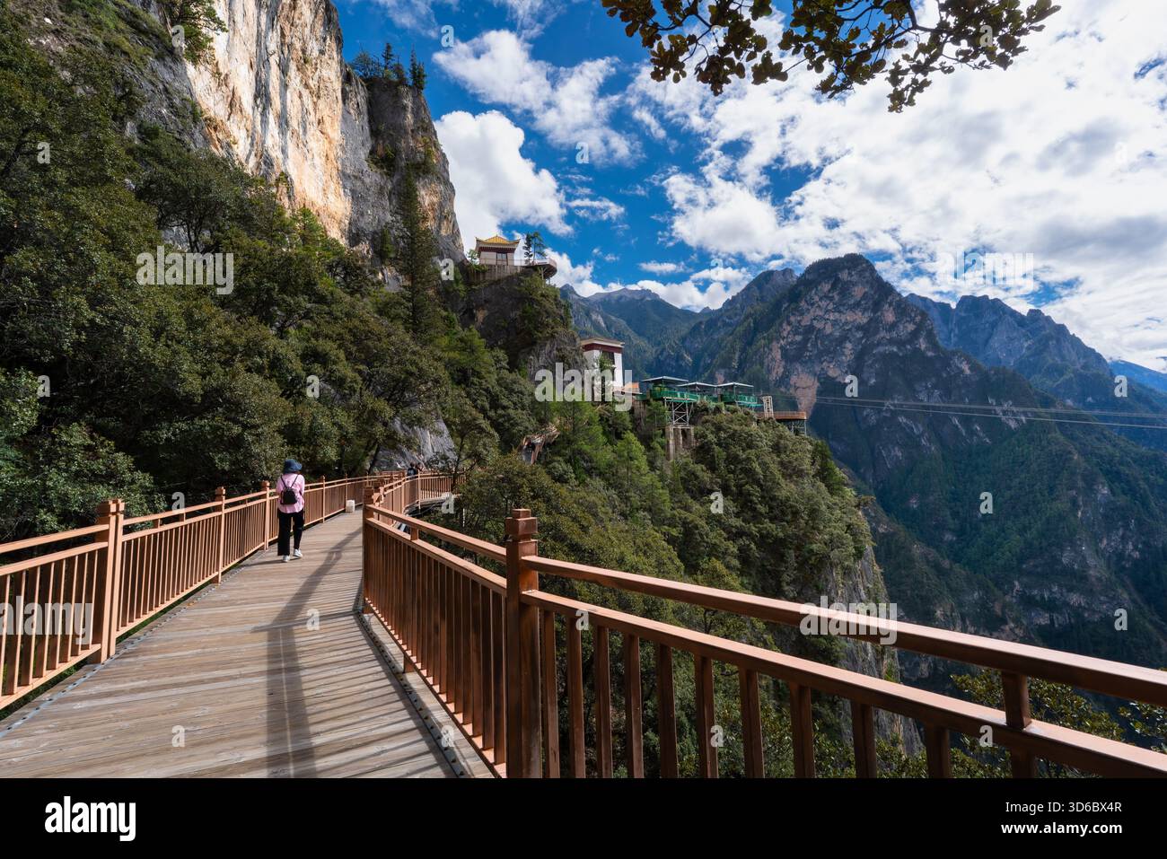 Shangri-la, Cina - 12 ottobre 2025: The Echo Wall nel Balagezong Grand Canyon Park con l'emozionante zipline e la passerella aerea. Foto Stock